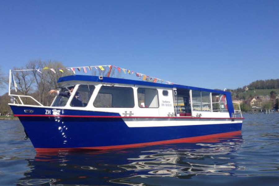 Varkë në Liqenin e Cyrihut, pamje nga bregu dhe qielli blu, aktivitete të gëzueshme në sportet e ujit, pranverë 2023