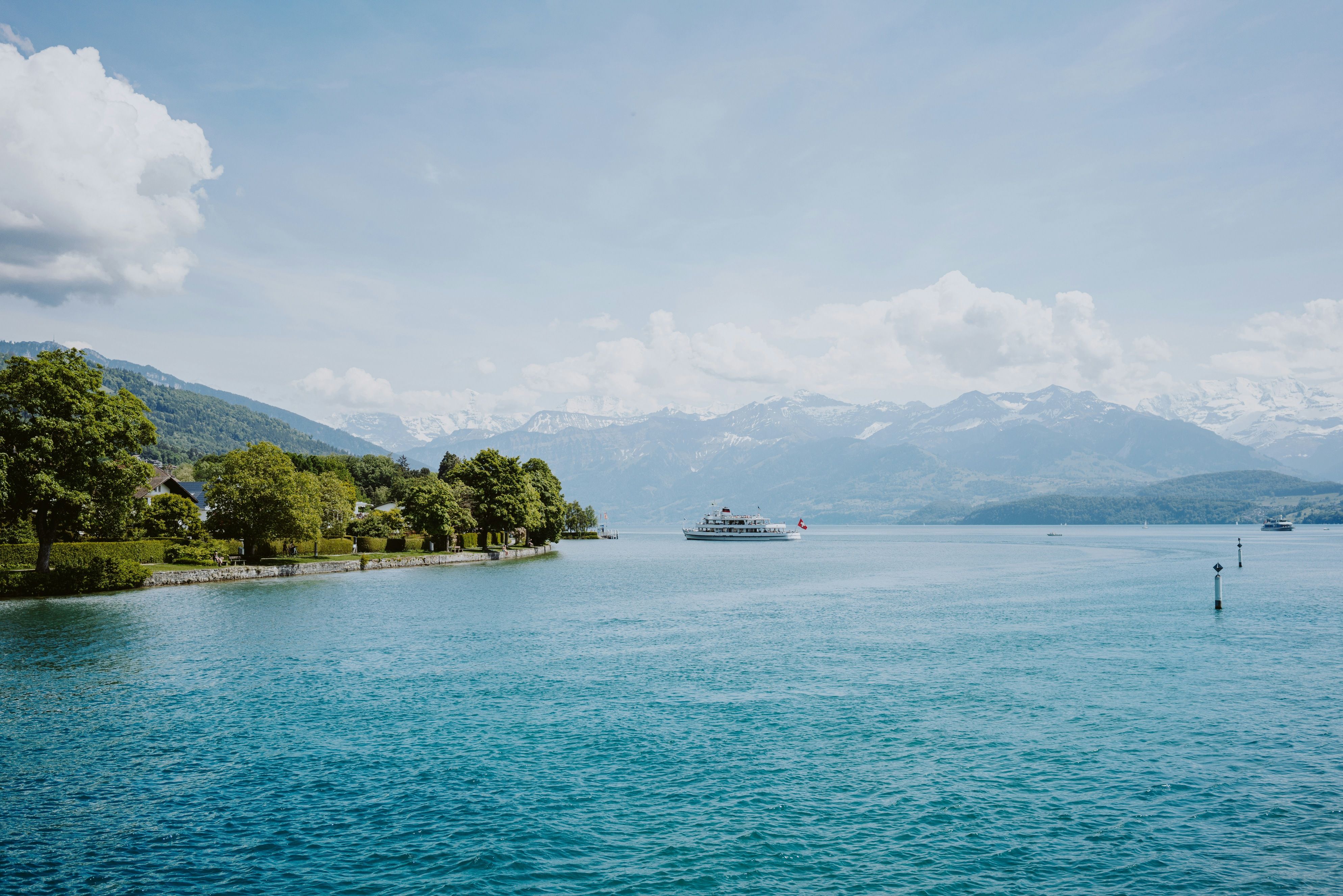 Zürichsee: malerische Landschaft mit Wasser und Bergen in der Schweiz während des Sommers.