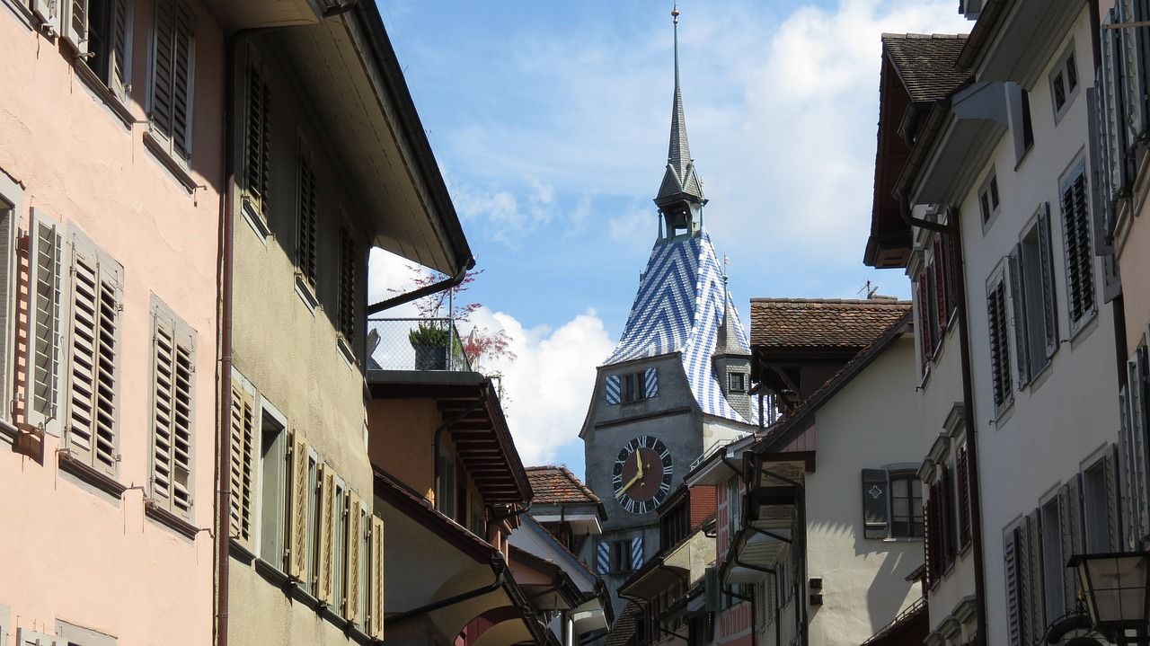 Zug: Historisches Stadtzentrum mit malerischem Blick auf den Kirchturm und charmante Architektur.