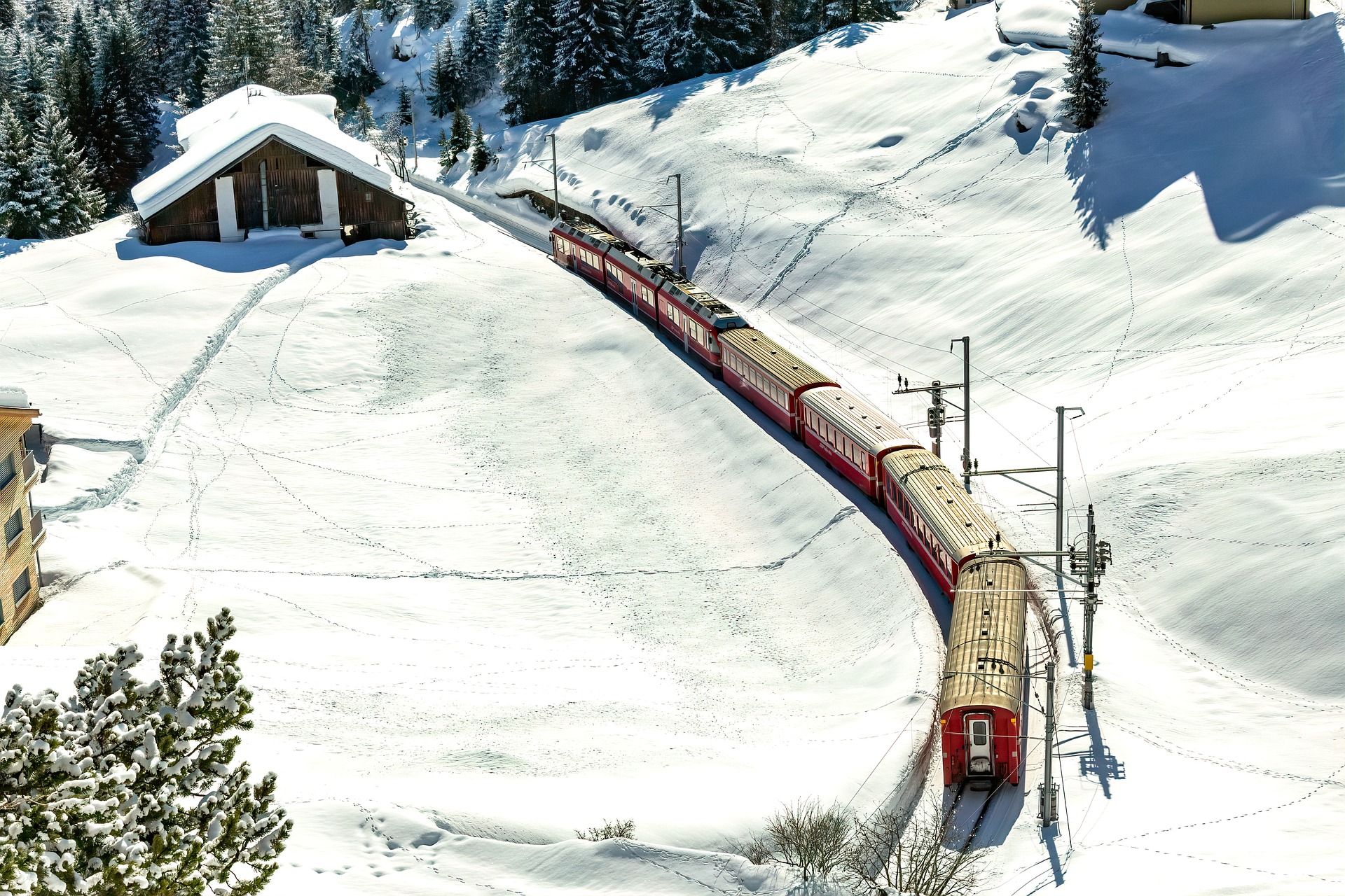 Experimente a paisagem de inverno com o comboio Arosa na região montanhosa coberta de neve de Arosa.