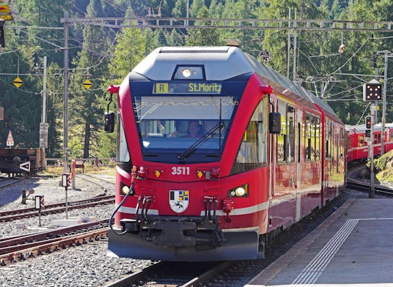 Tog til St. Moritz: Oplev den fantastiske togtur gennem det vinterklædte bjerglandskab.