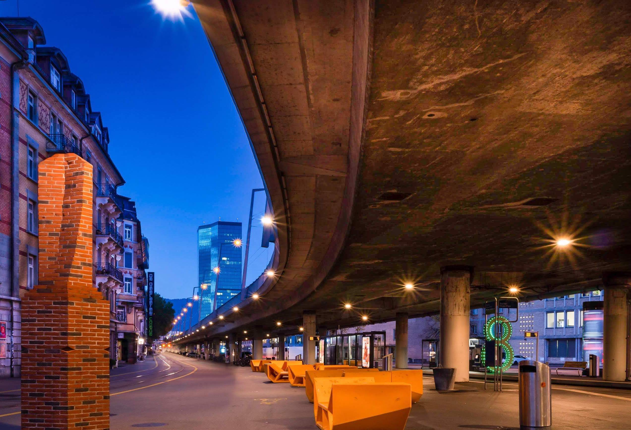 Sato-kod Zürich: imponerande stadsutsikt med urban känsla och modern arkitektur på natten.