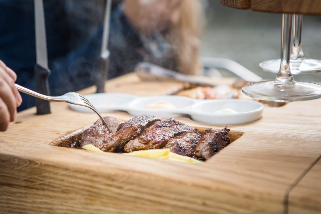 ETukTuk BBQ Zürich: geniesse zartes Fleisch und leckere Beilagen in der Sommerstimmung.