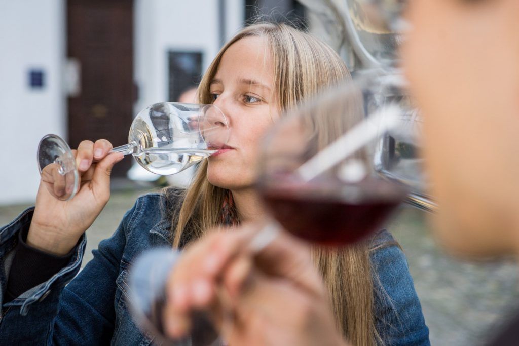 ETukTuk BBQ Zürich: Geniesse leckeres Essen und Wein in geselliger Runde.