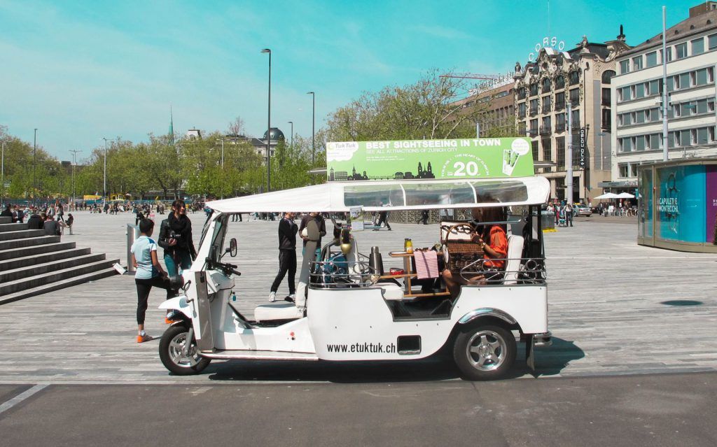 在苏黎世歌剧院的eTukTuk早午餐，享受热闹环境中的新鲜美味