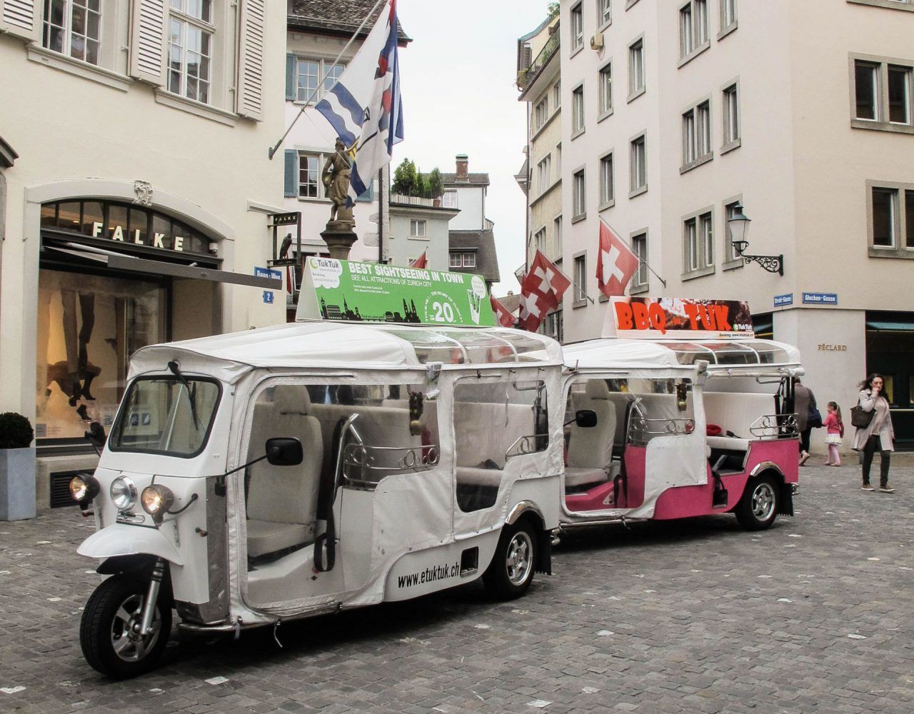 Tuk-Tuk-køretøjer i Zürich på en byvej