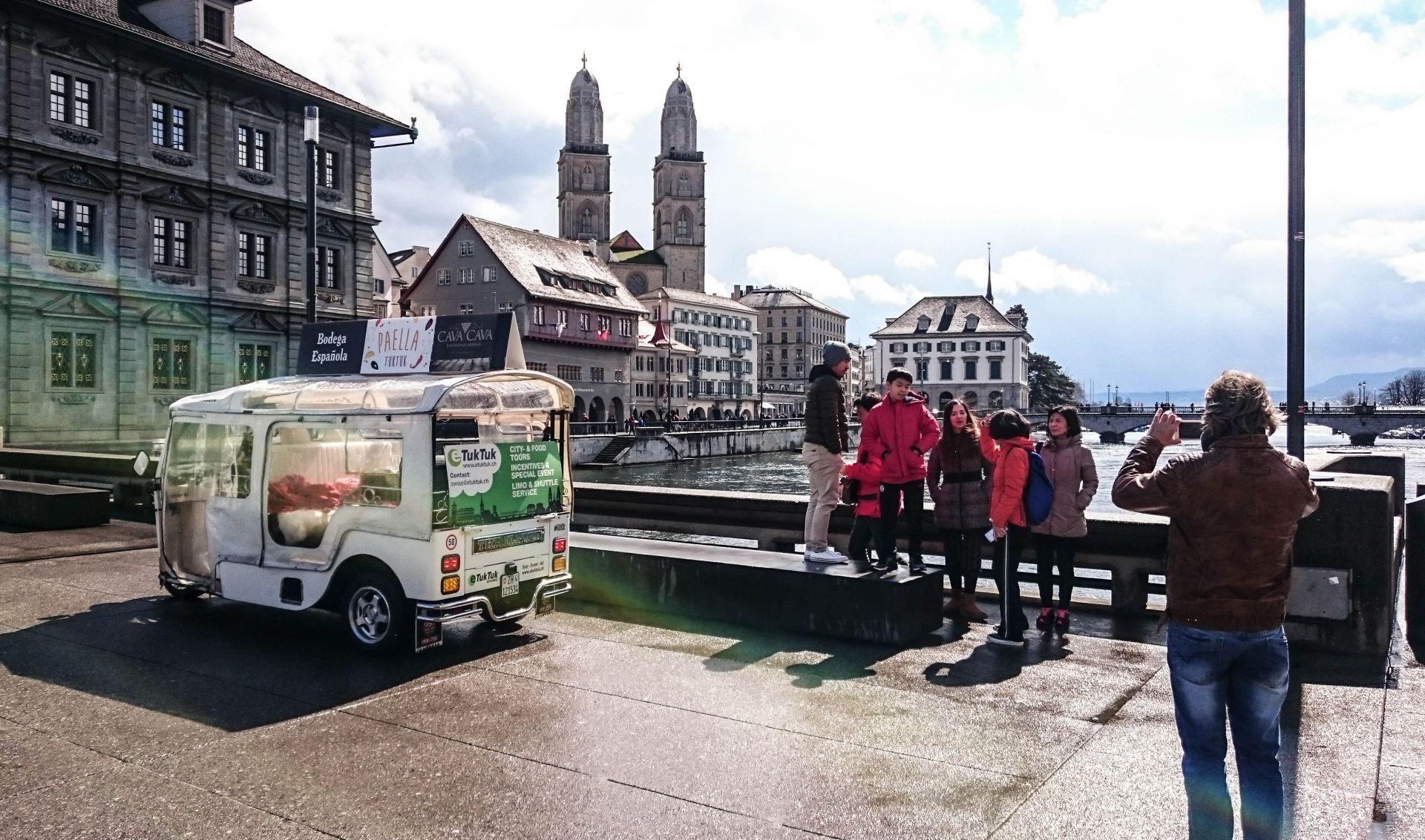 ทัวร์ Tuk Tuk ชมเมืองในซูริคพร้อมผู้มาเยือนที่ริมน้ำ