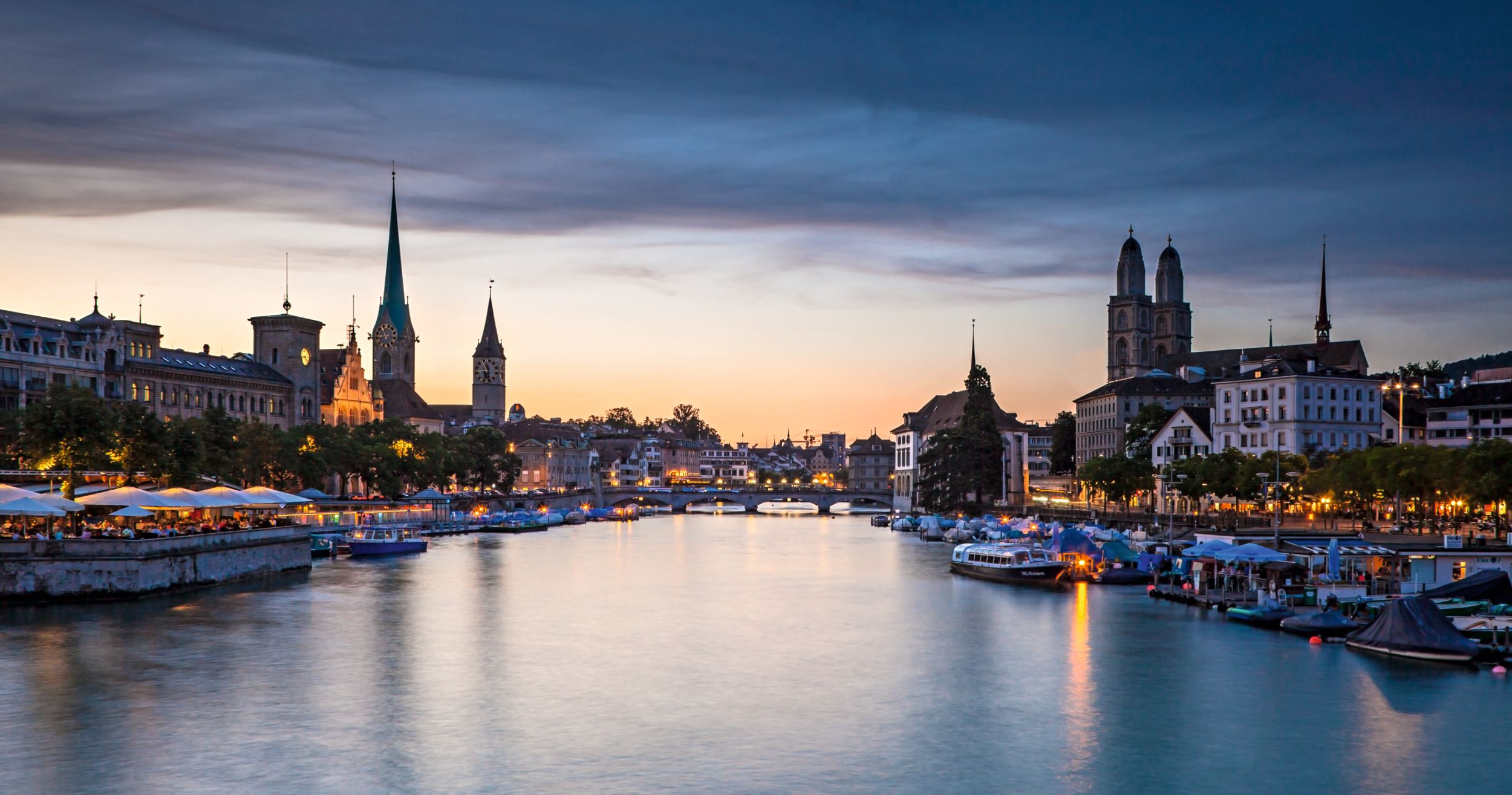 Zürich: Stadssikt med Limmat och historisk charm, perfekt för kultur- och stadälskare.