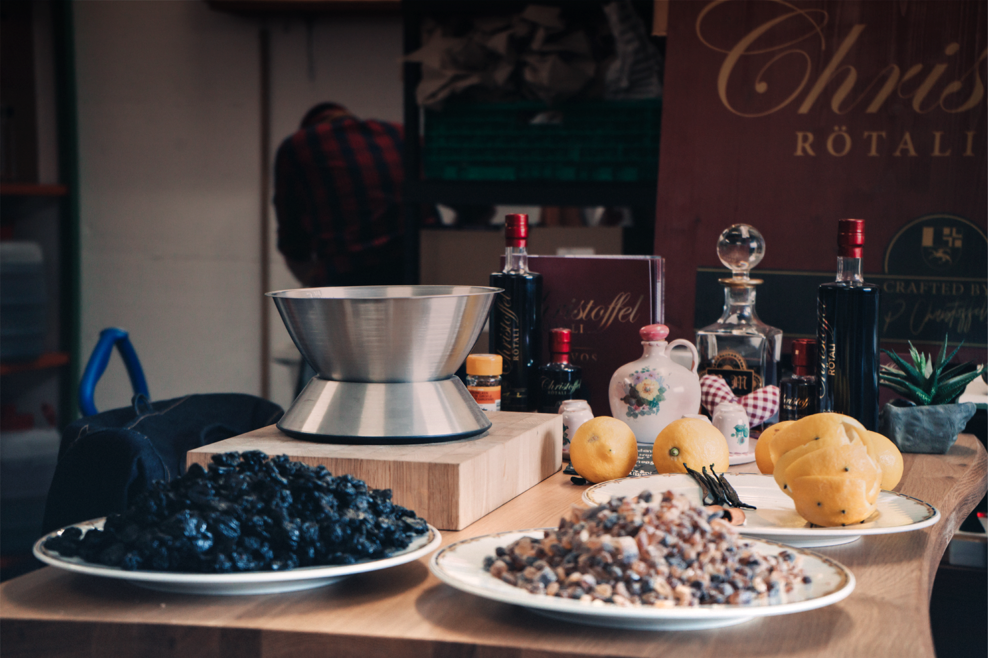 Christoffel Rötali Likör Davos mostra ingredienti come frutta e spezie su un tavolo