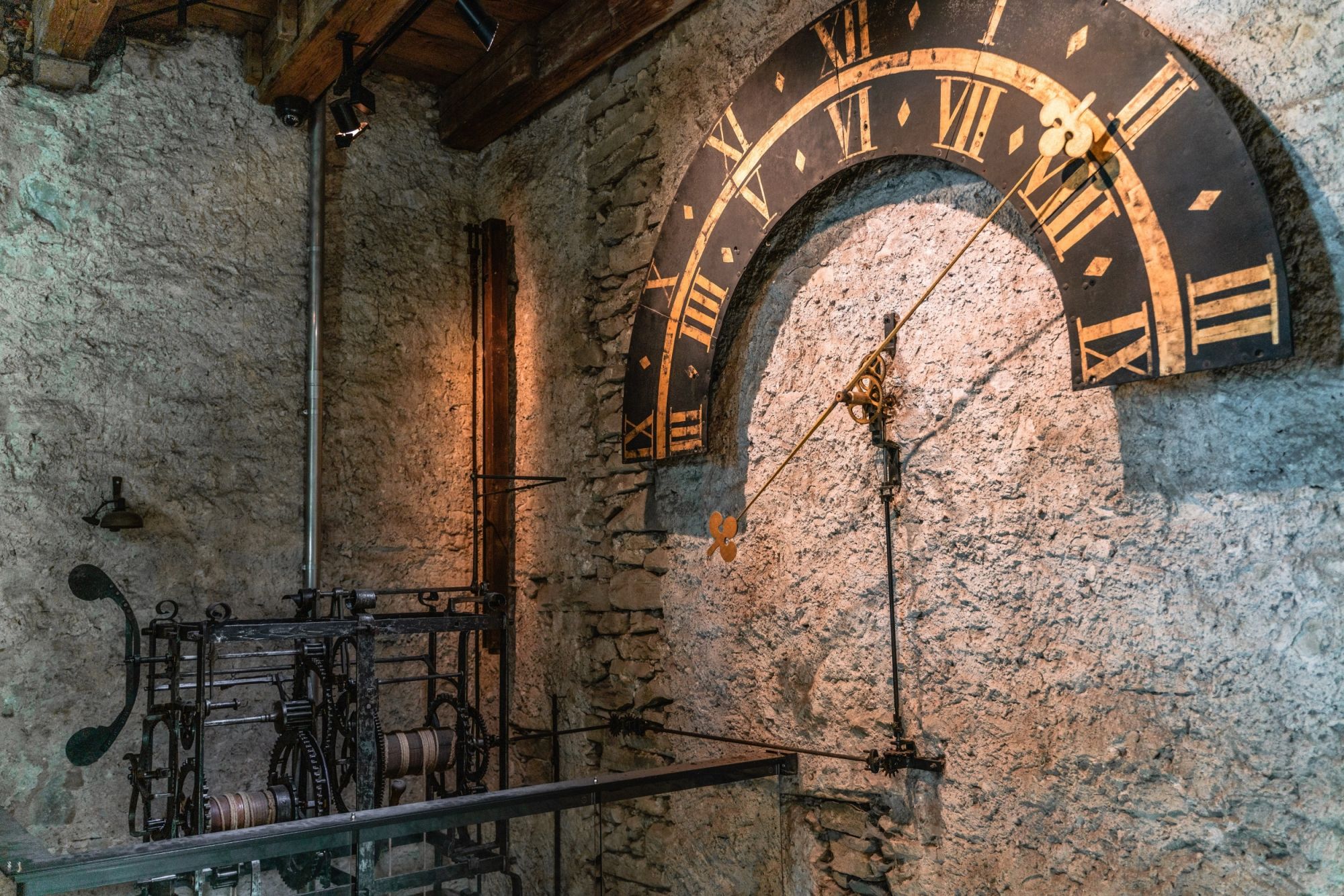 Urtavle af Musegg-murens urtårn i Luzern, synlig historisk mekanik.