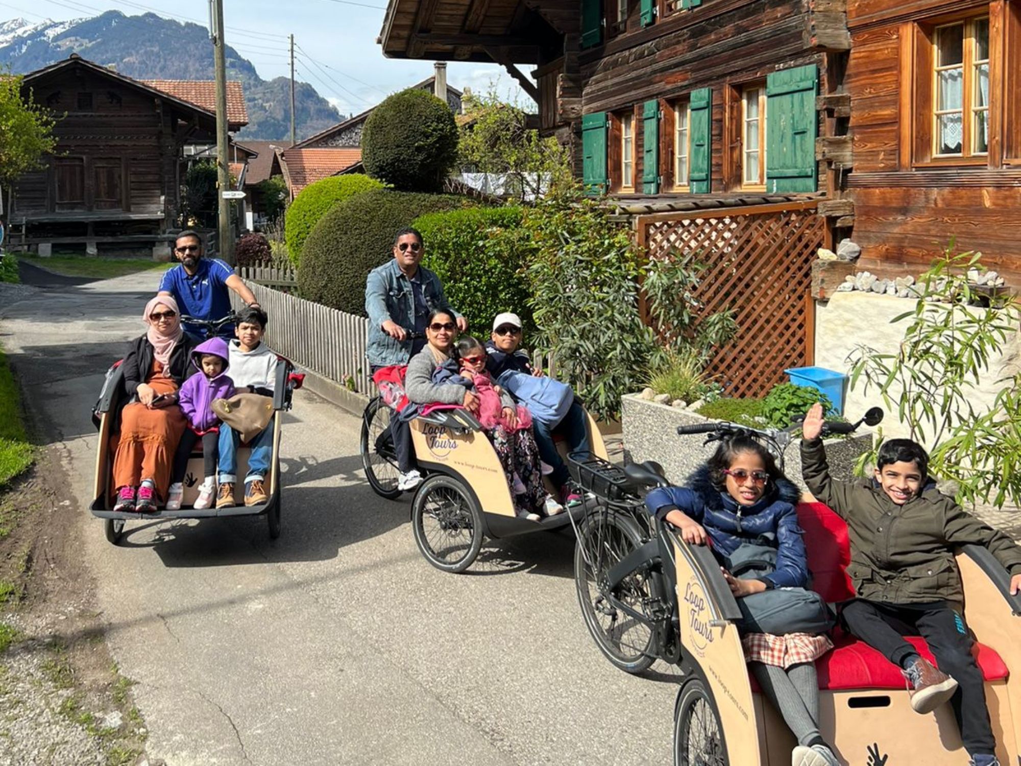 E-Bike Tour in Interlaken mit Familie, Fahrräder und malerische Landschaft. Erlebe die Natur und Abenteuer.