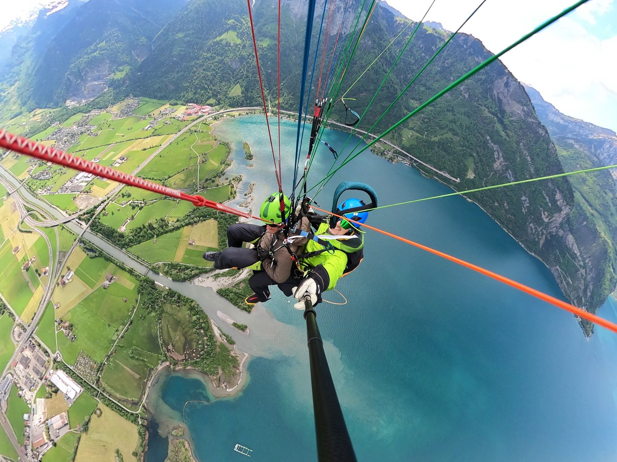 エッグベルクでのパラグライダー：輝く湖と緑の風景を見ながらのタンデムフライト。