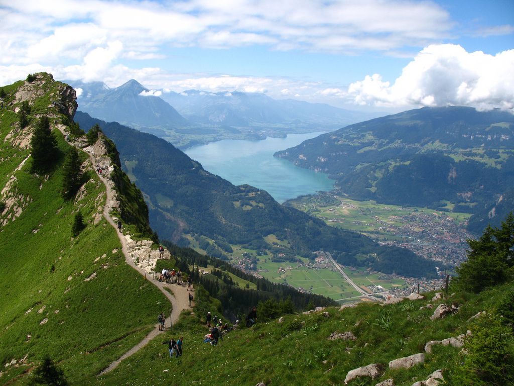 Interlaken: Blick auf Berge und Seen mit herrlicher Natur und klaren Himmel.