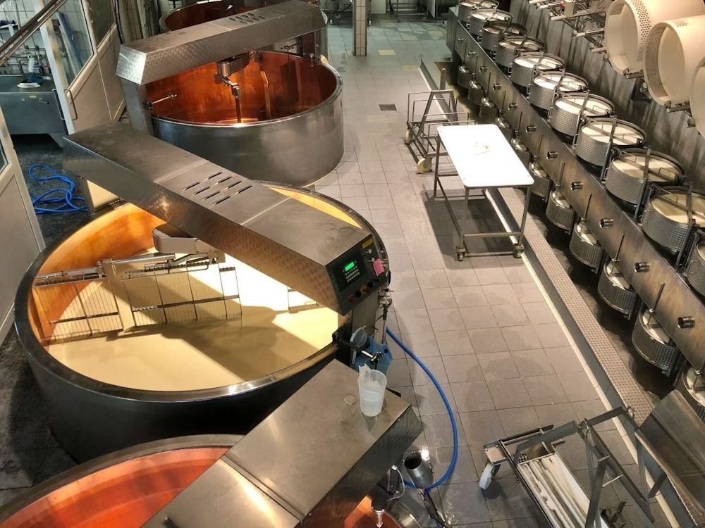 Käserei in Gruyeres: Erlebe die traditionelle Käseherstellung und regionale Spezialitäten.