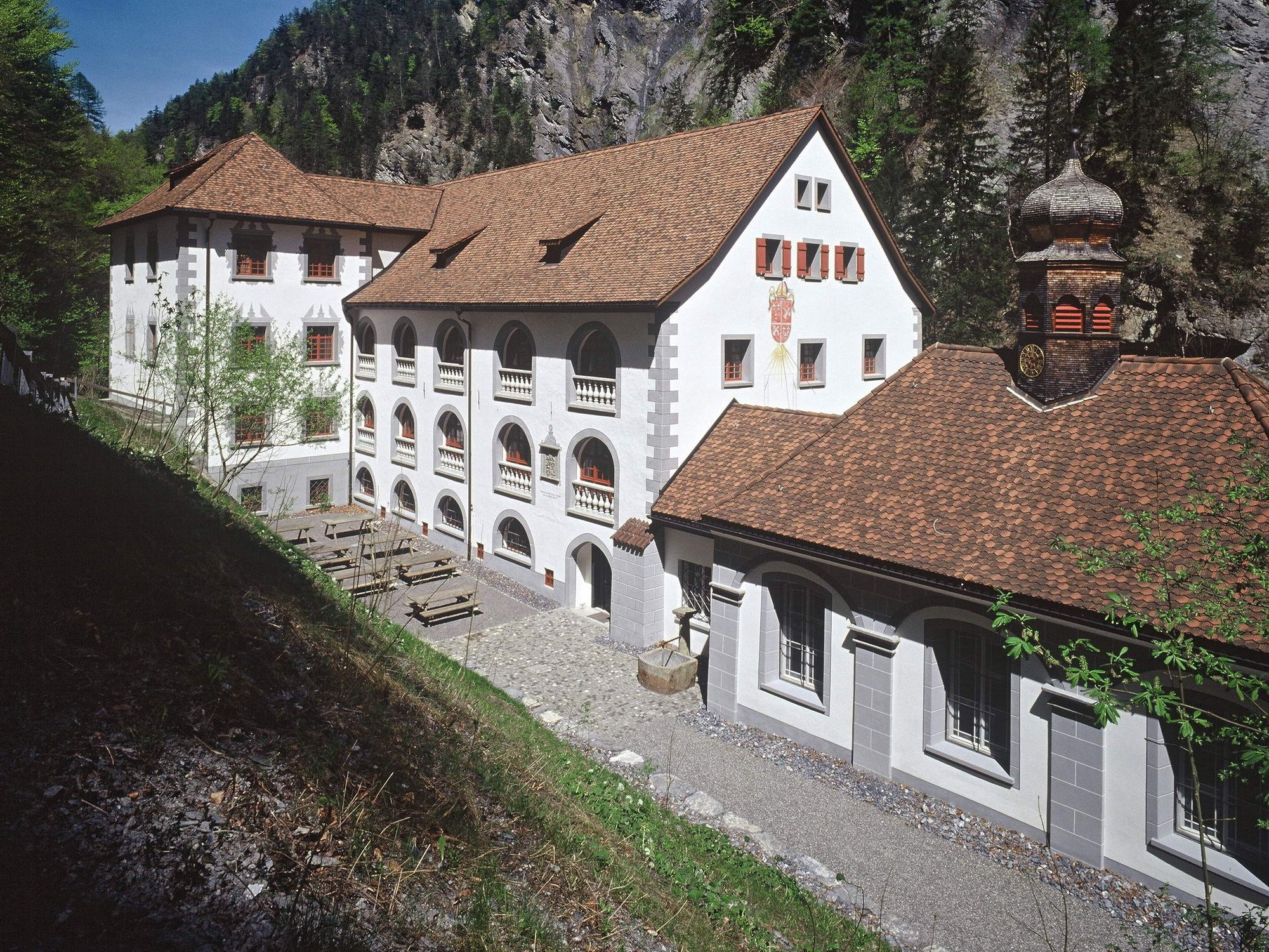 Antigo Balneário de Pfäfers: Edifício histórico em um belo ambiente natural com muito verde.