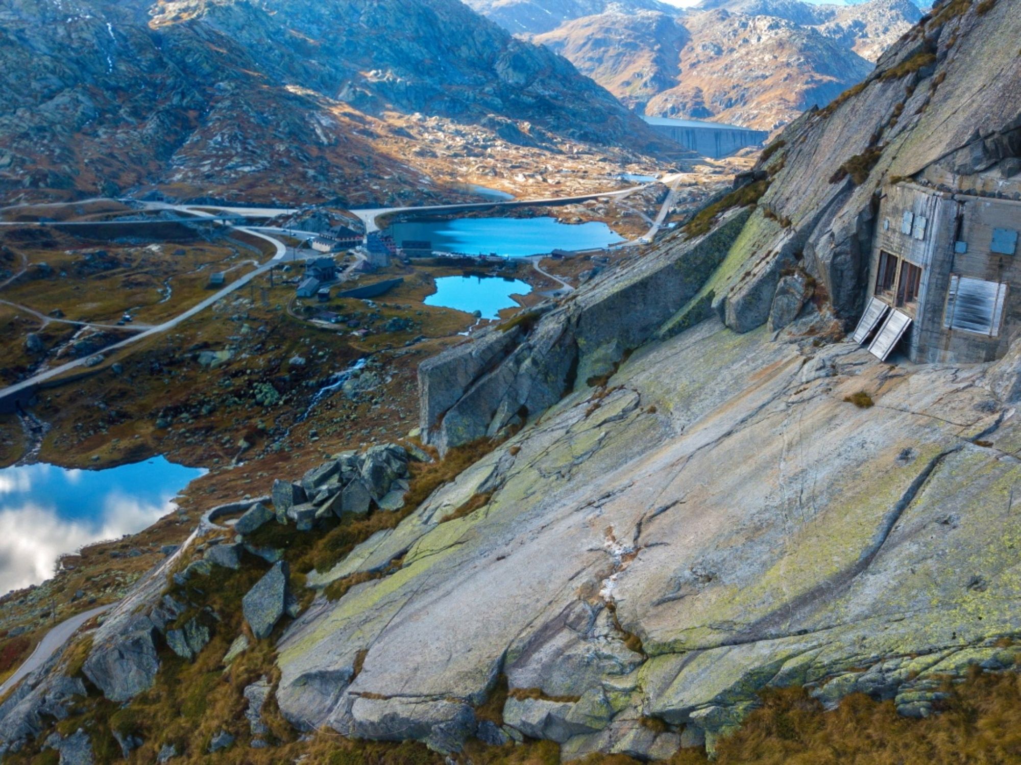 Batterie de mitrailleuses Ouest au San Gottardo avec des panoramas montagneux impressionnants et des vues claires sur le lac