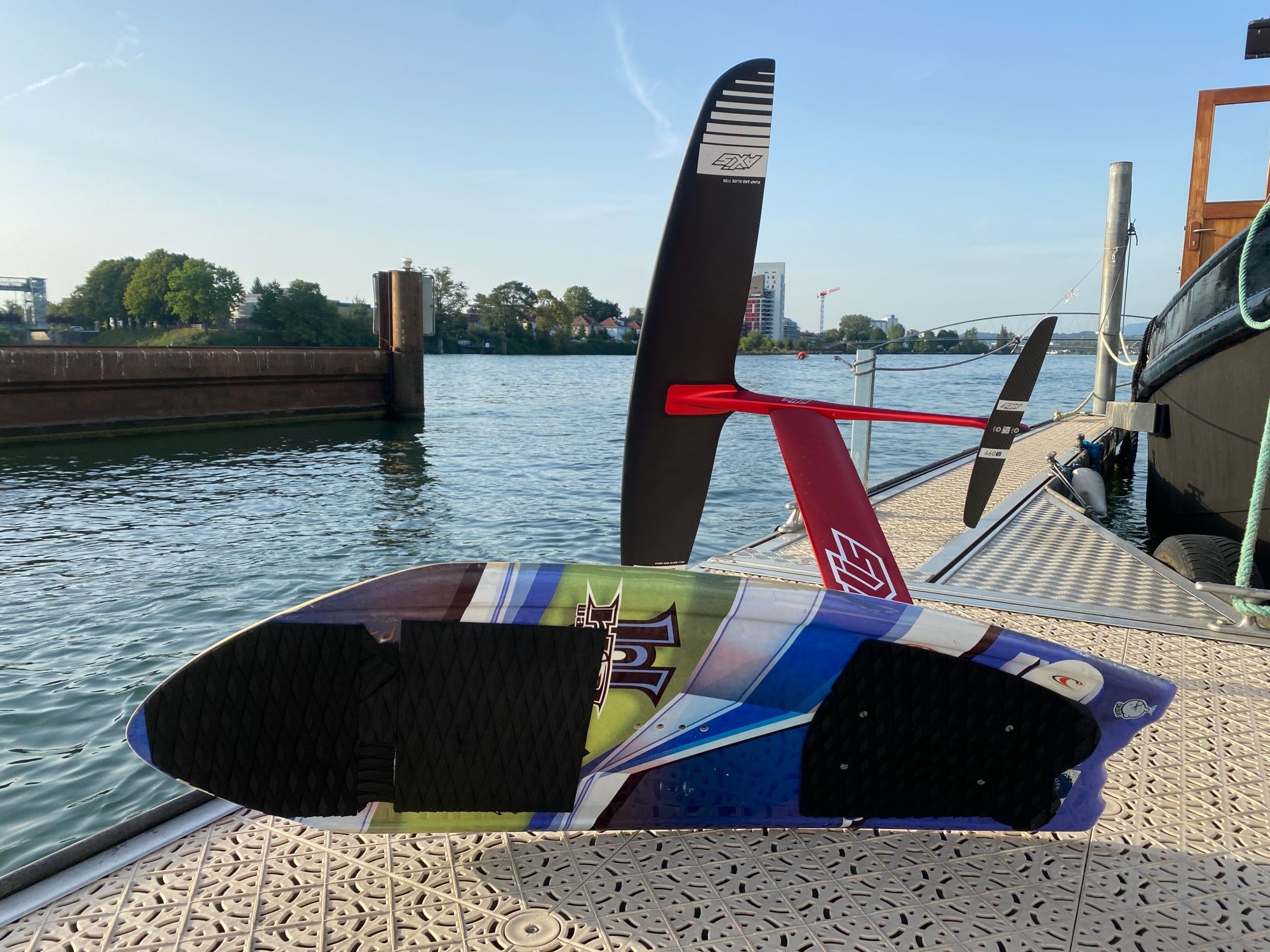Croisière sur le Rhin avec accessoires pour les activités de groupe en été au bord de l'eau.