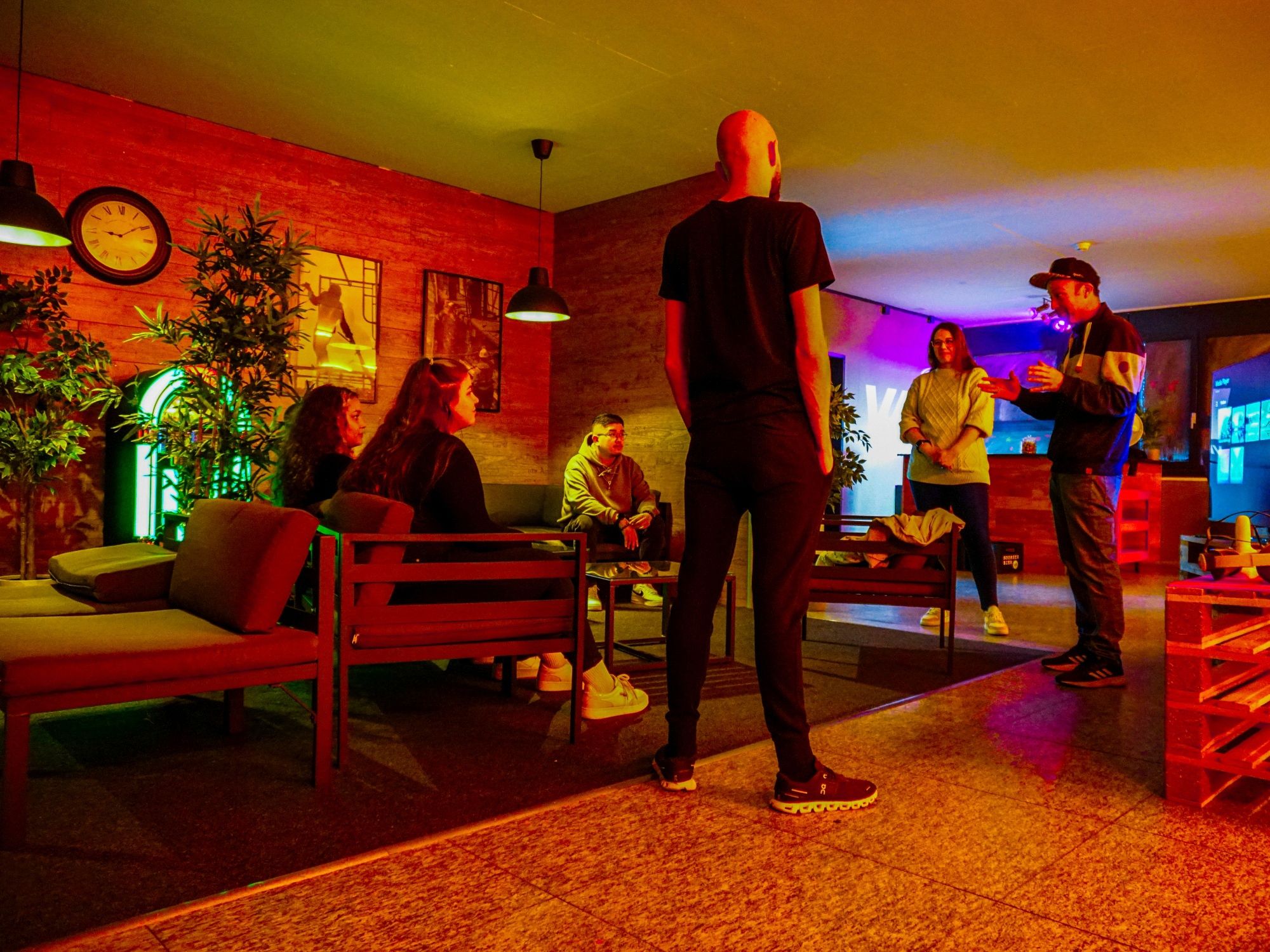 Aventura Virtual: Vive um emocionante jogo em grupo com crianças em um ambiente empolgante