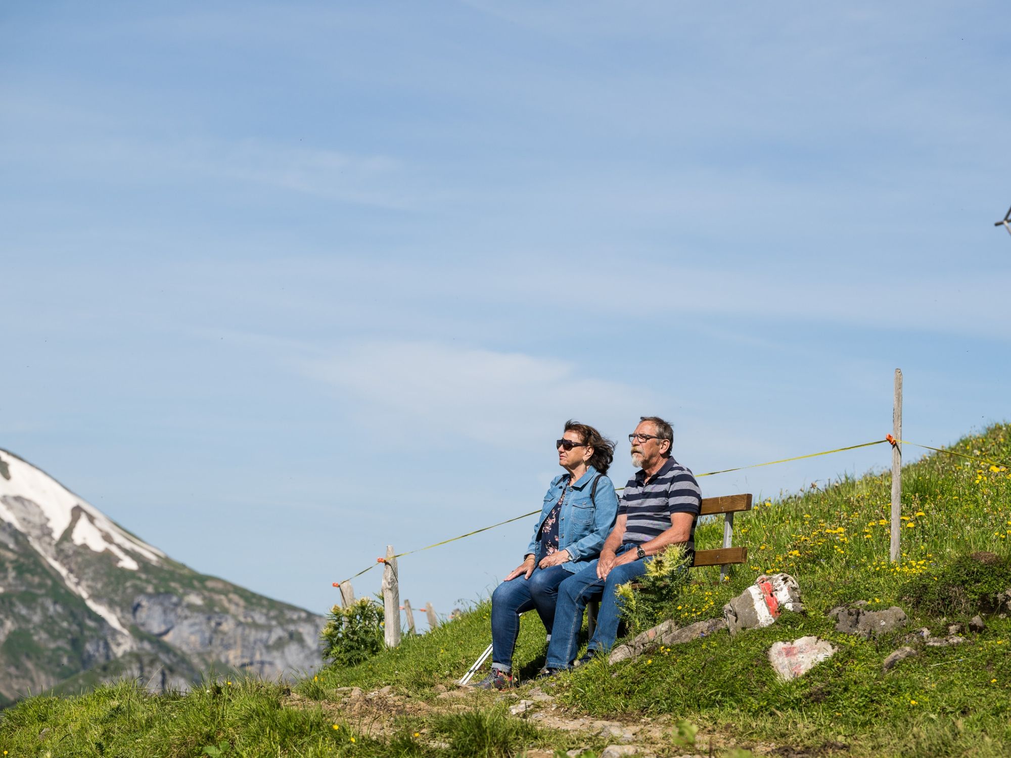 Летнее походы в Брюни — наслаждайтесь видом в горах во время прогулки с друзьями.