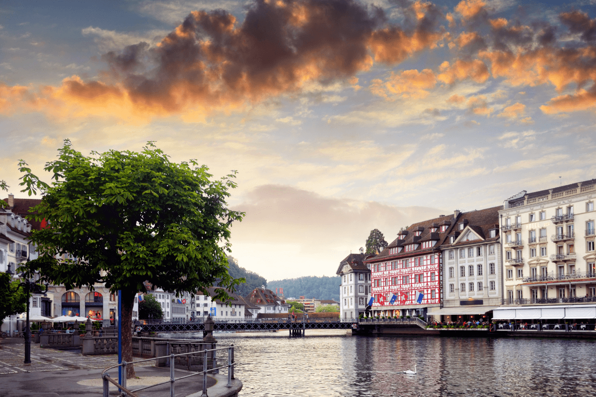 Sunset Cruise: romantic champagne celebration in Lucerne with breathtaking sky and calm water