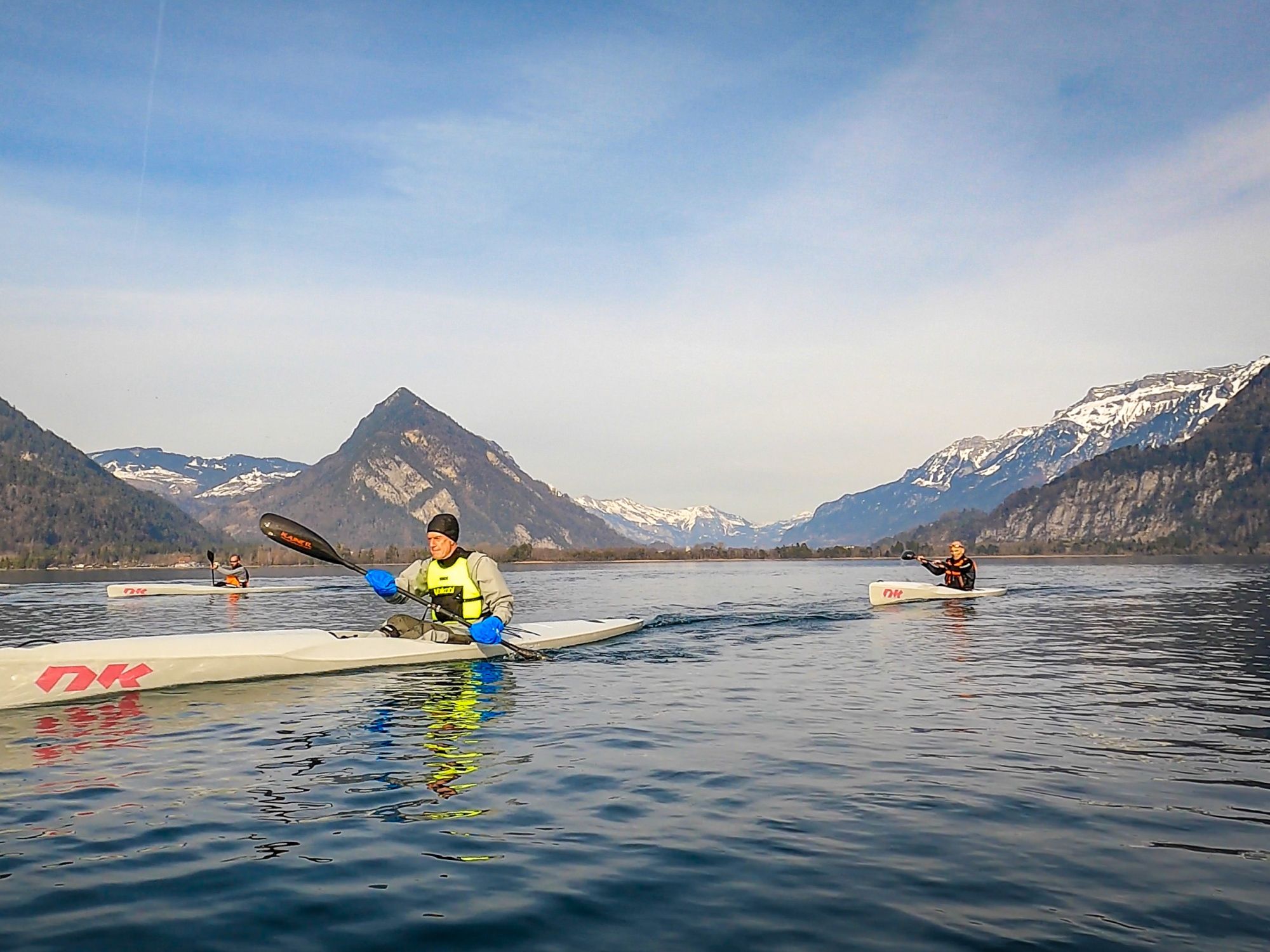 Surfski Basiskurs auf dem Thunersee mit herrlicher Berglandschaft und aktivem Wassersport.