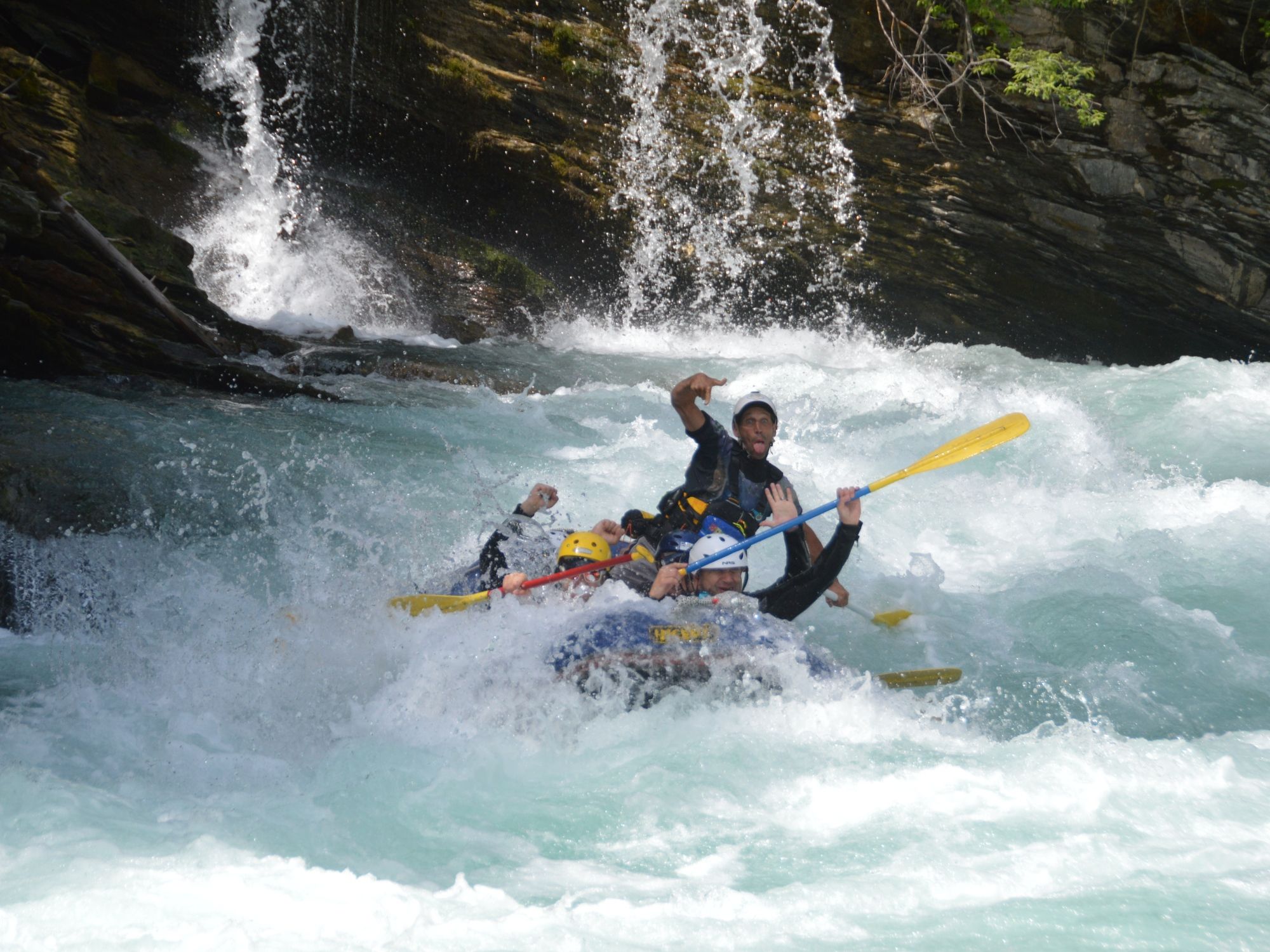 Rafting di dalam Jurang Scuoler: pengembaraan mendebarkan bersama kawan-kawan di musim panas.