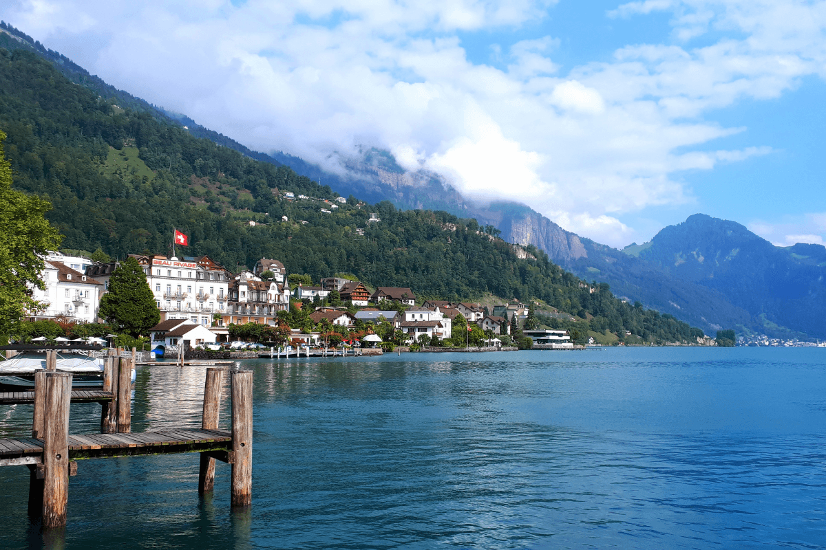 Pelayaran: Bersantai di tasik dengan wain dan pemandangan gunung yang indah