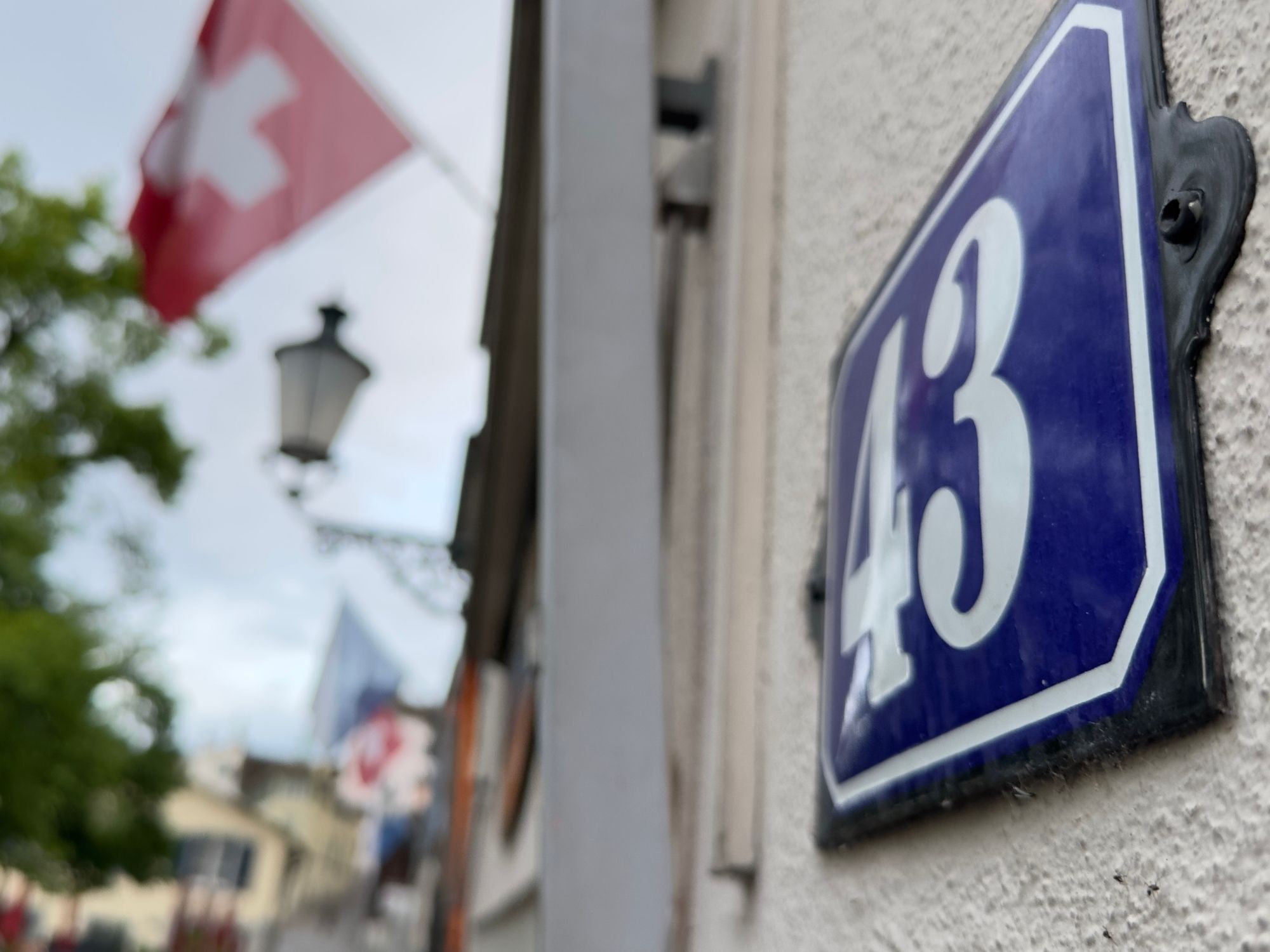 스위스 특유의 외관을 배경으로 깃발이 보이는 저녁 사진 촬영. 야외 사진 촬영 과정.