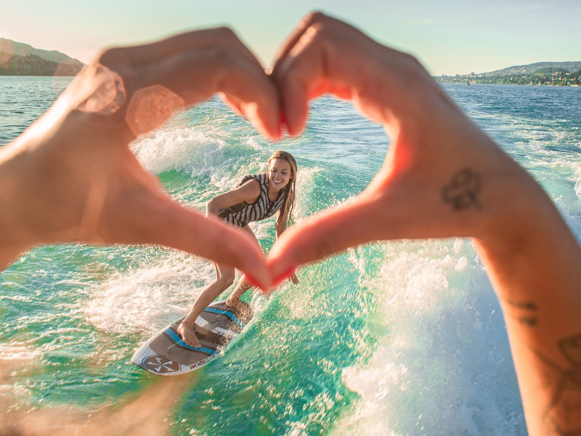 Wakesurfen: Erlebe Wakesurfen auf dem Zürichsee mit Freunden und einem privaten Boot.