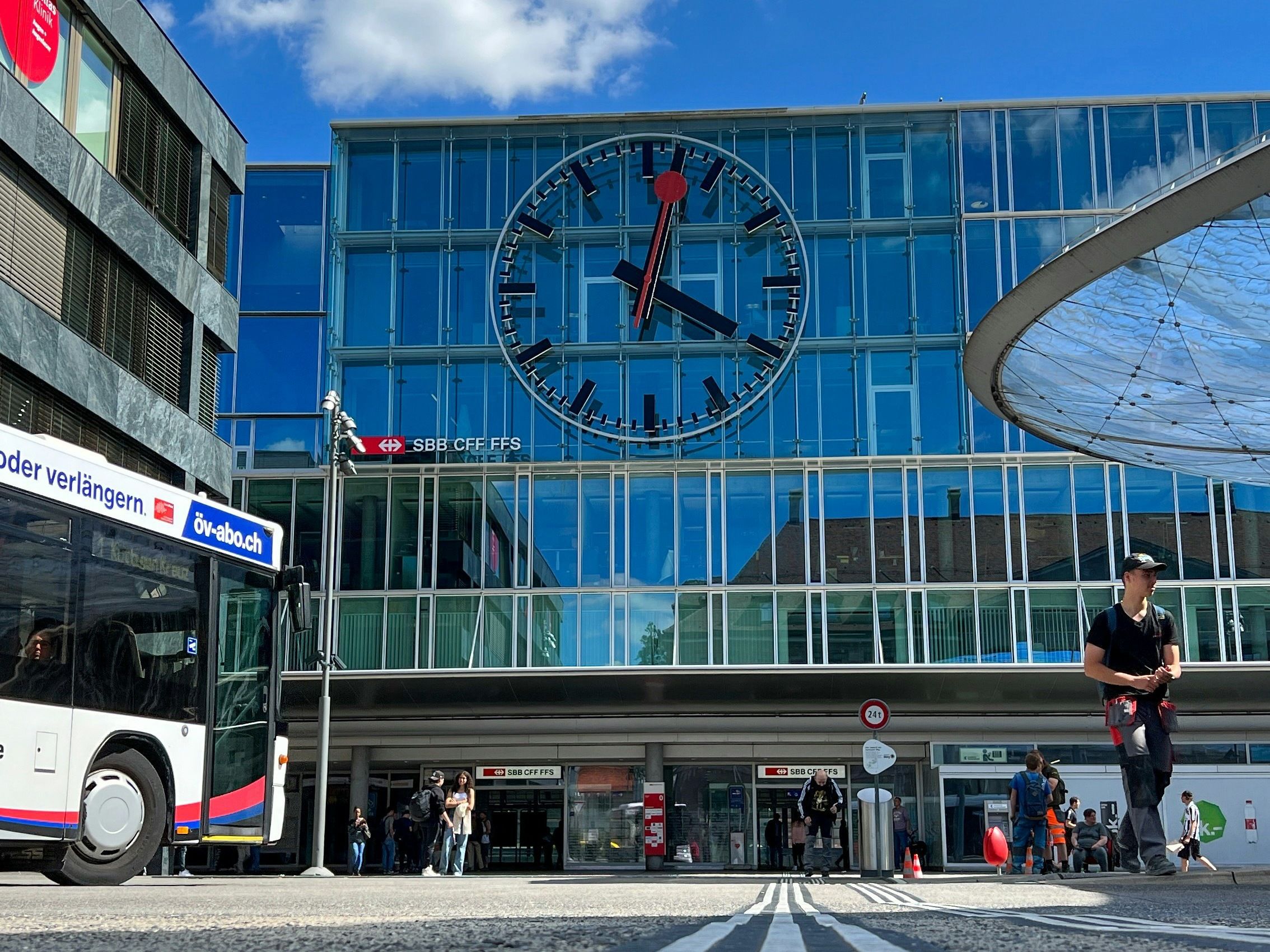 Aarau: main station with modern architecture and urban transport, ideal for travelers and explorers.