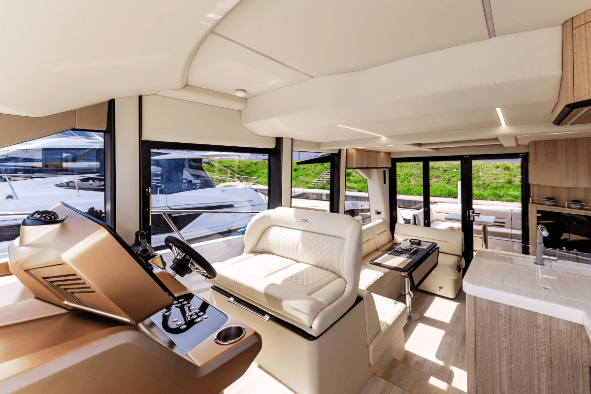 Yacht: dalaman yang bergaya dengan pemandangan percutian di atas air dan saat-saat santai dengan wain.