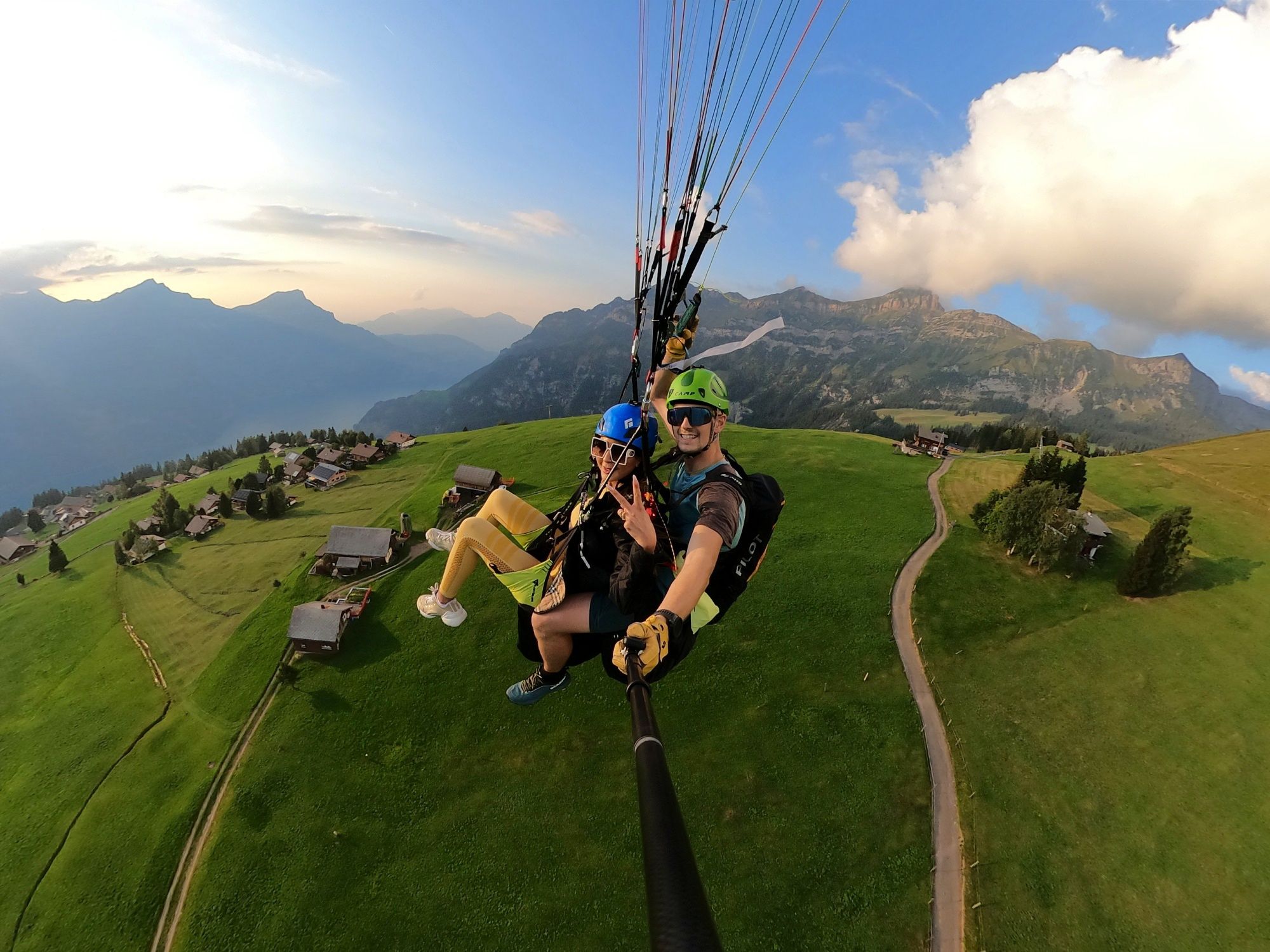 パラグライディング：エッグベルクのタンデムフライト、アルプスと自然の息を呑むような景色。