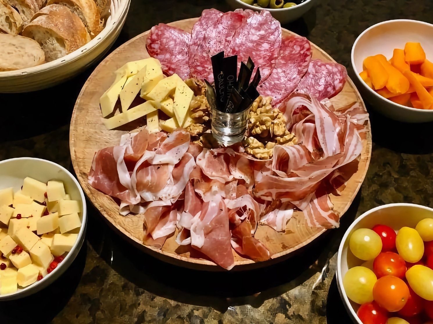 एपोरो: स्वादिष्ट टैपस और सॉसेज प्लेट्स दोस्तों और परिवार के साथ मिलकर मज़ेदार पल बिताने के लिए।