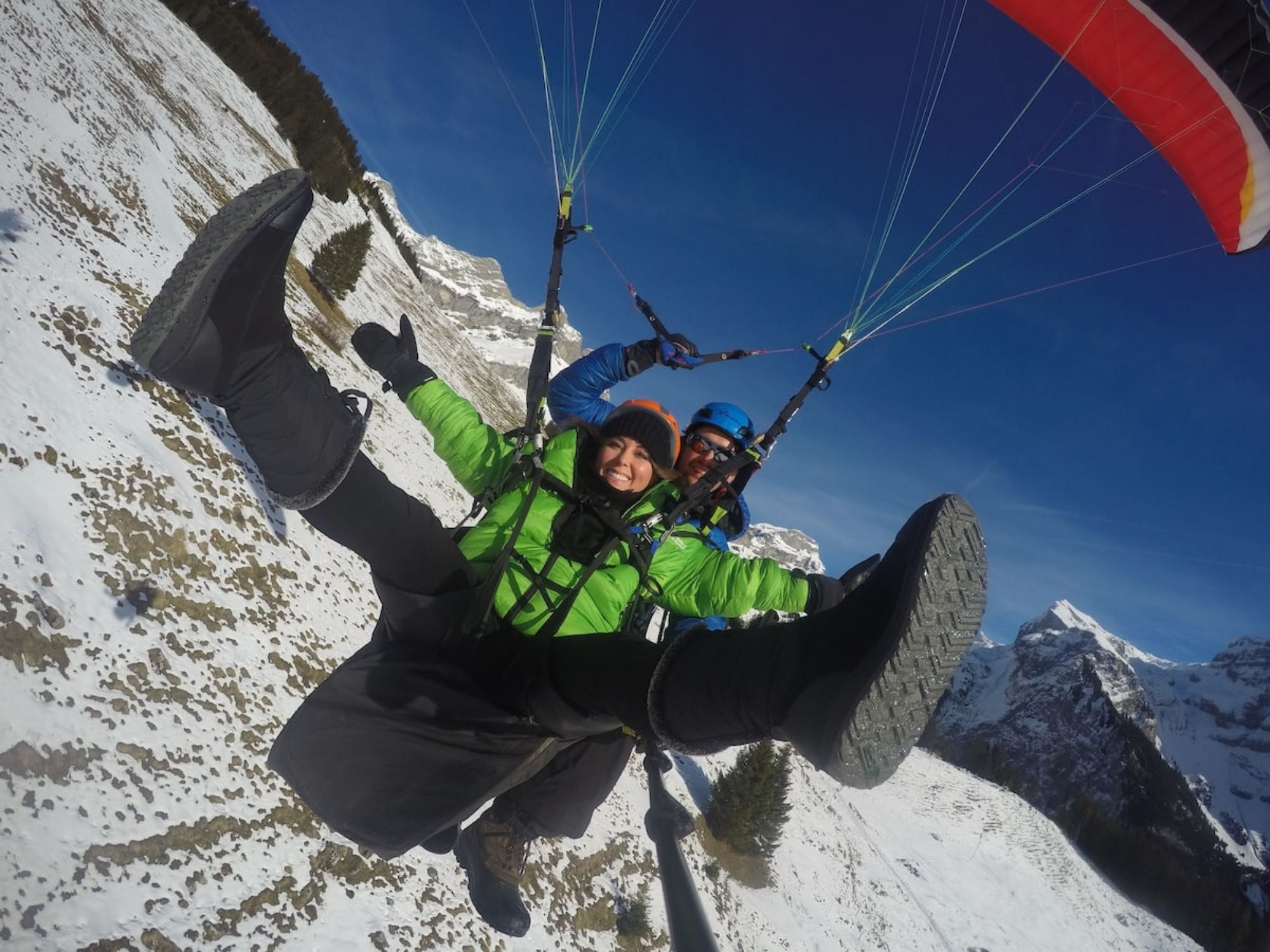 Paragliding ve Švýcarsku, zažijte tandemový termický let nad zimní krajinou.