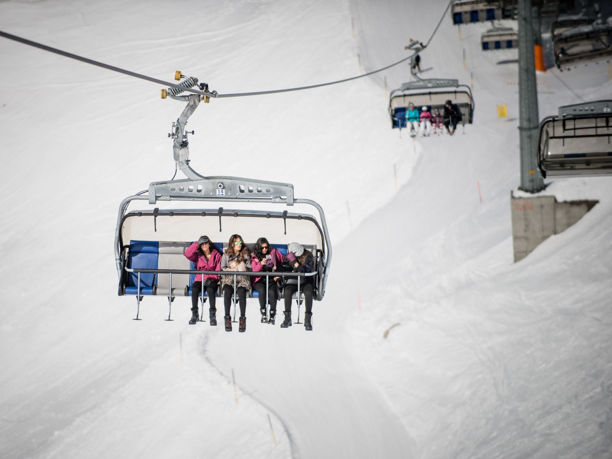 Ice Flyer: Esquiando em Engelberg-Titlis com amigos na pista de inverno.
