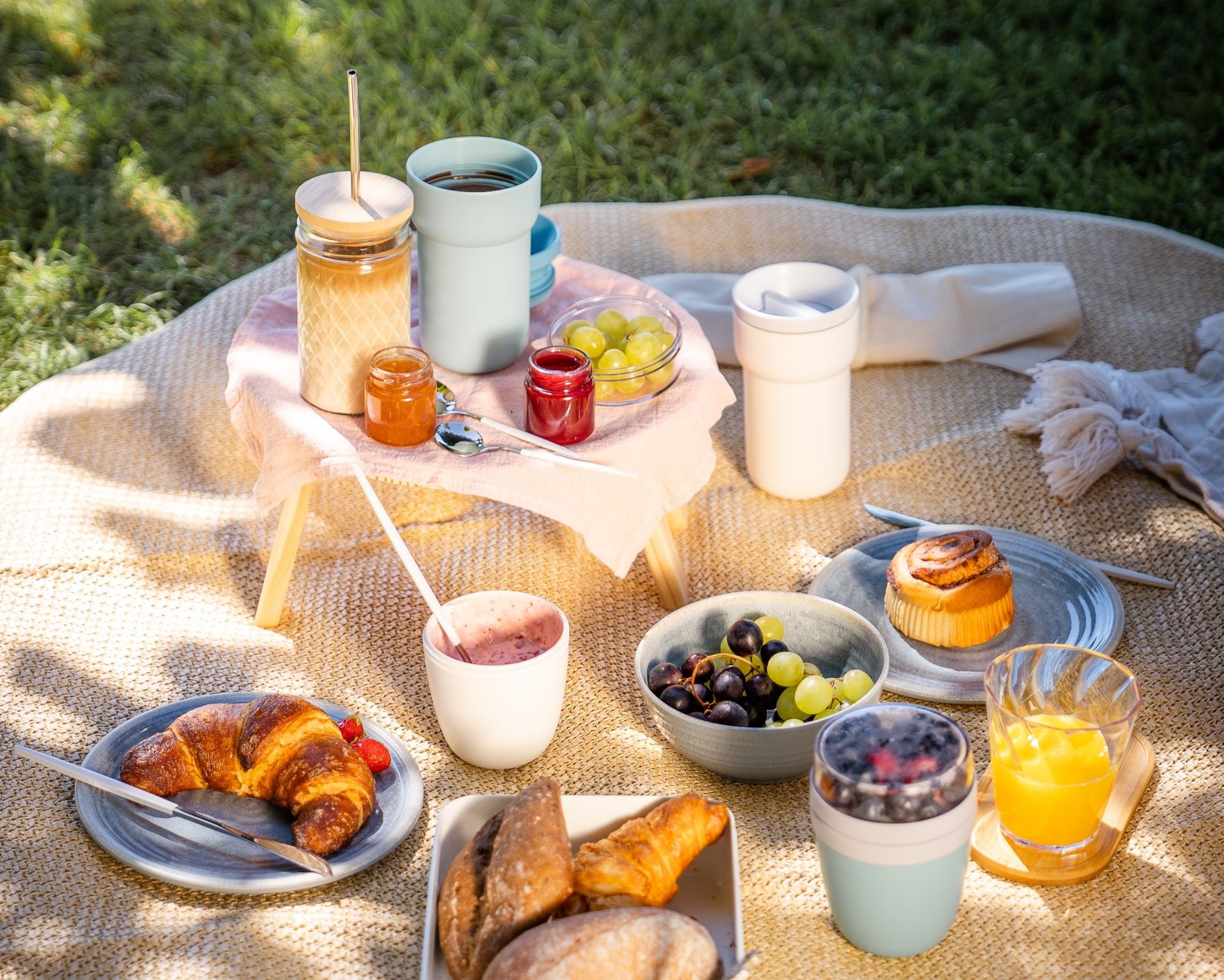 Piquenique: Piquenique em família na Seebodenalp com petiscos deliciosos e frutas frescas.