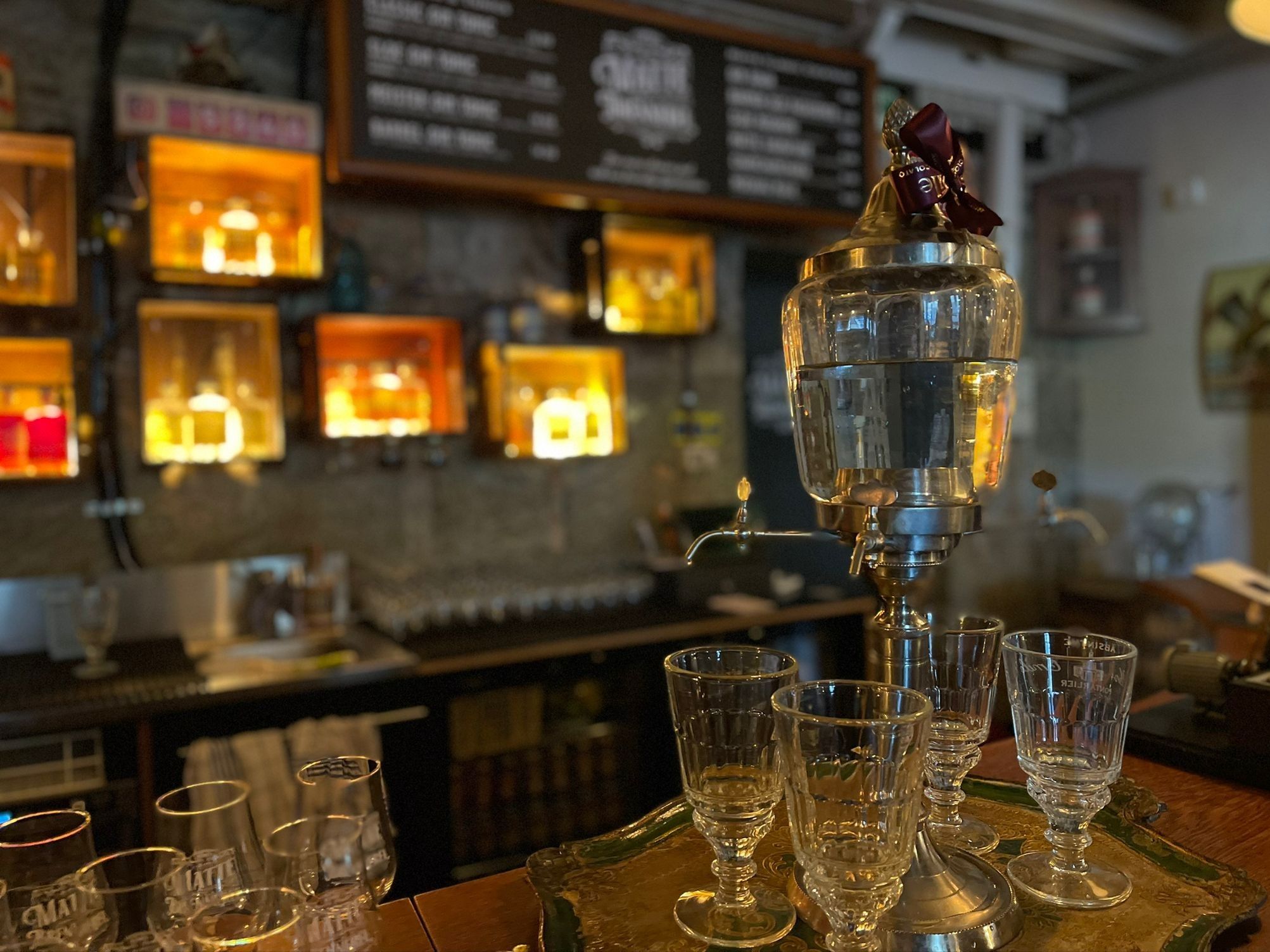 Absinth: Nikmati minuman hebat di bar bergaya bersama teman-teman dalam suasana santai