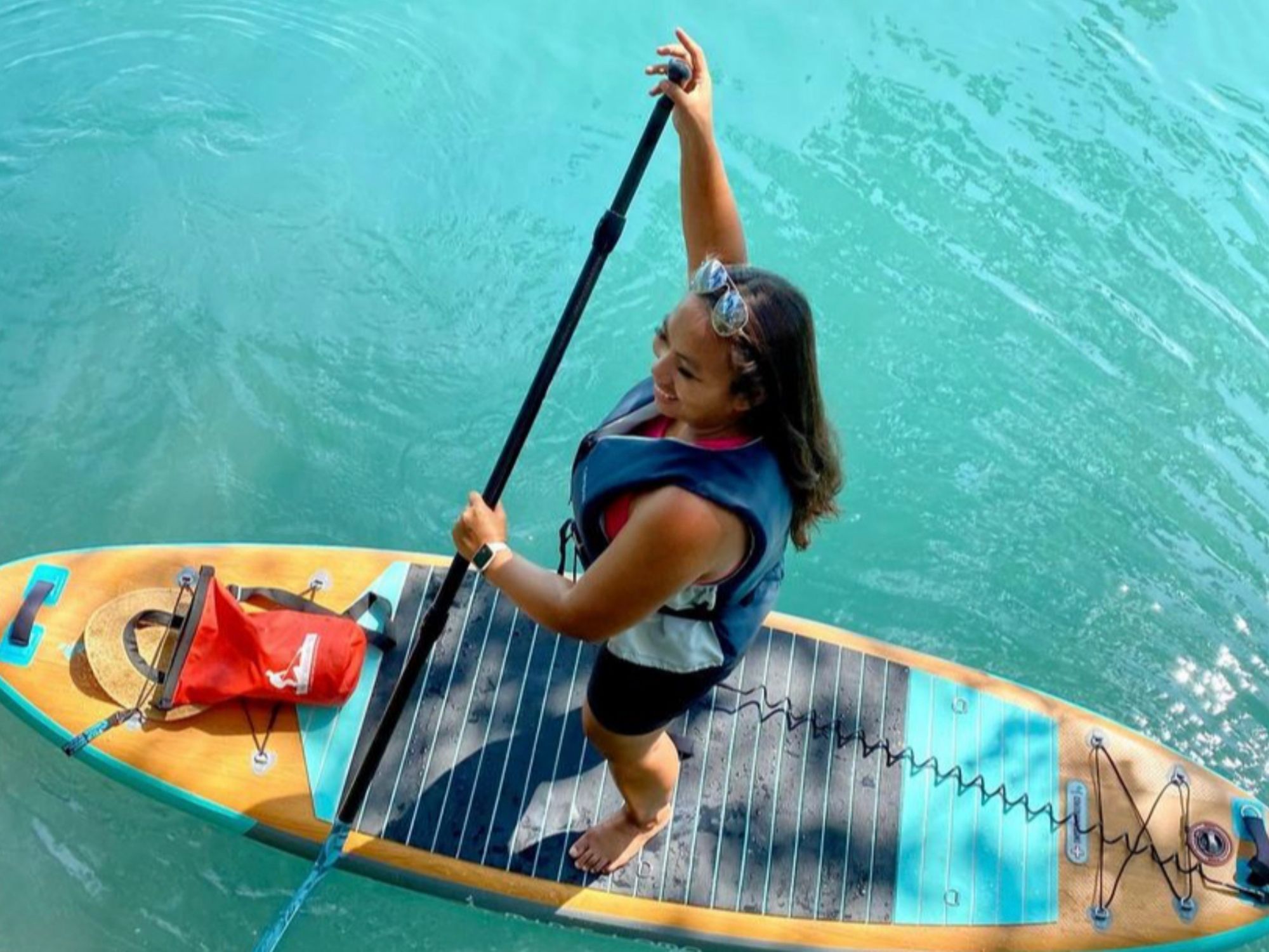 SUP na jezeře Brienz při stand-up paddleboarding v přírodě, ideální pro dobrodružství a skupiny.