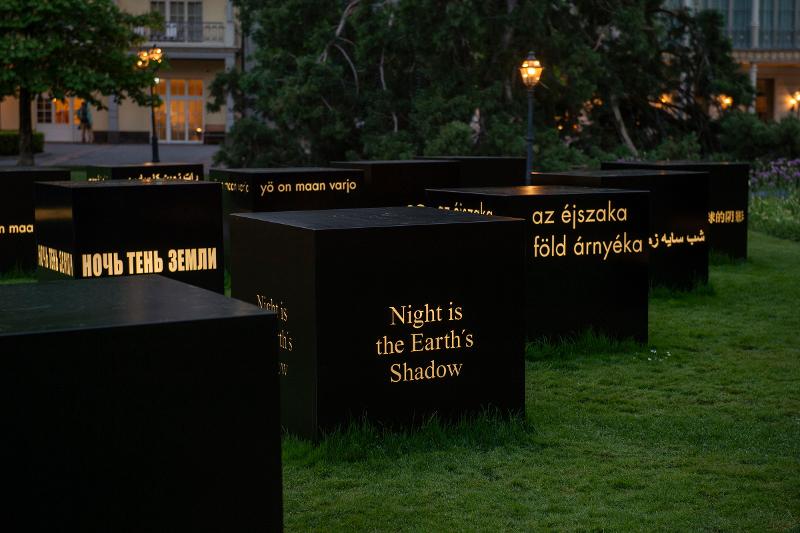 Bad RagArtz: Kunstführung im Freien mit erleuchteten Textblöcken bei Nacht.