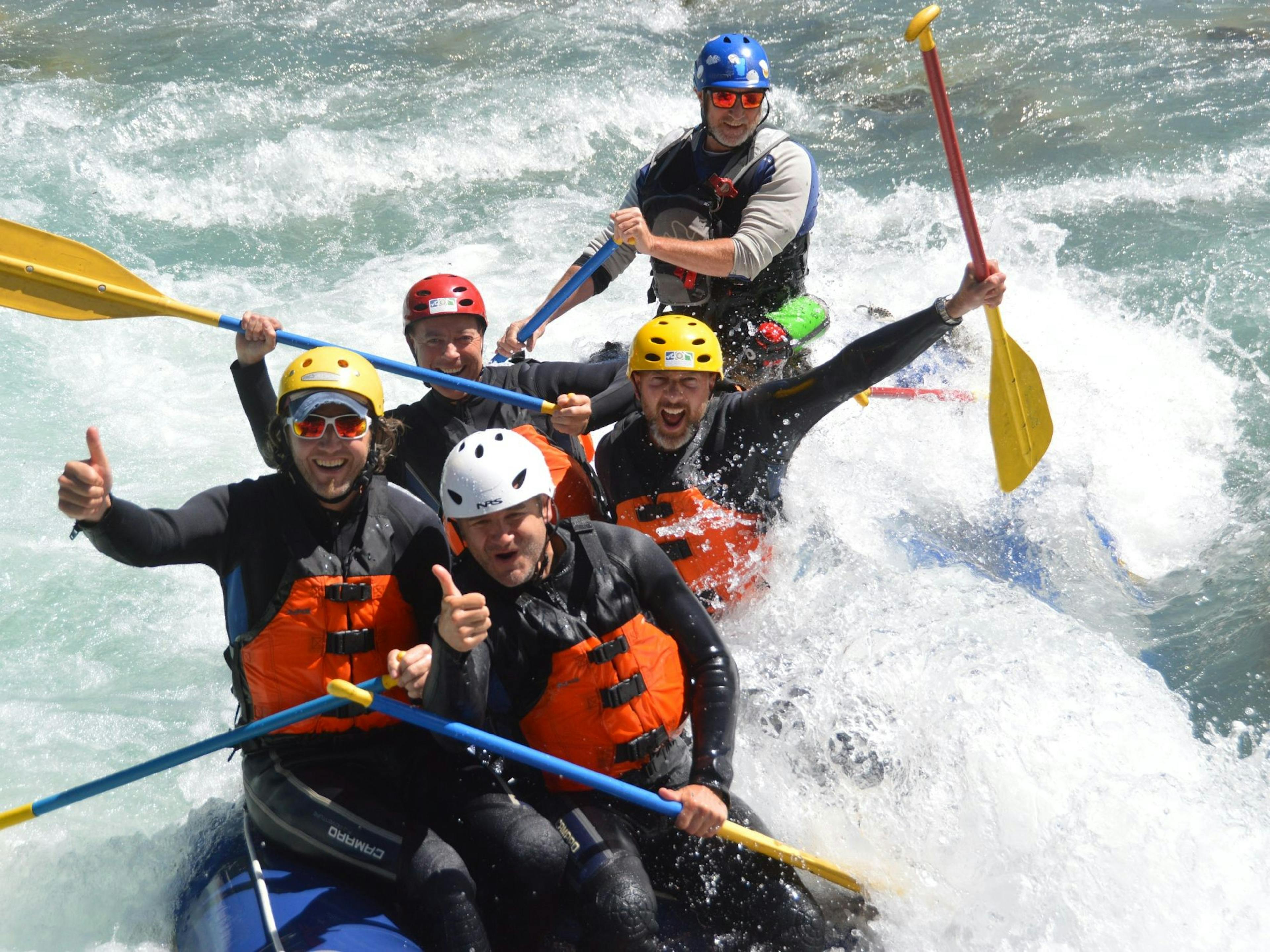 เล่นแพครอบครัว: มาสัมผัสประสบการณ์การล่องแพสุดสนุกกับเพื่อนๆ และครอบครัวบนสายน้ำป่า