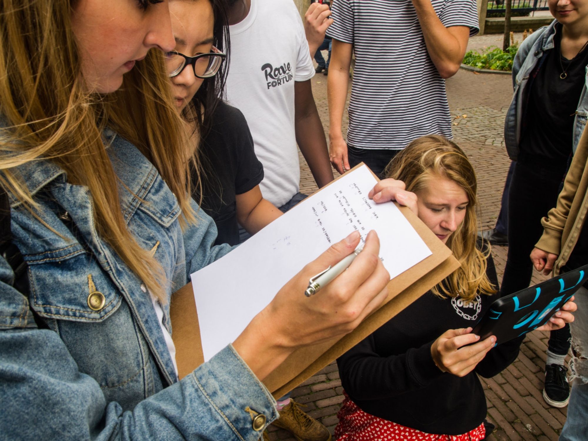 Αποδραστικό παιχνίδι: συναρπαστική ομάδα λύνει γρίφους στο πάρκο της πόλης – περιπέτεια για φίλους.