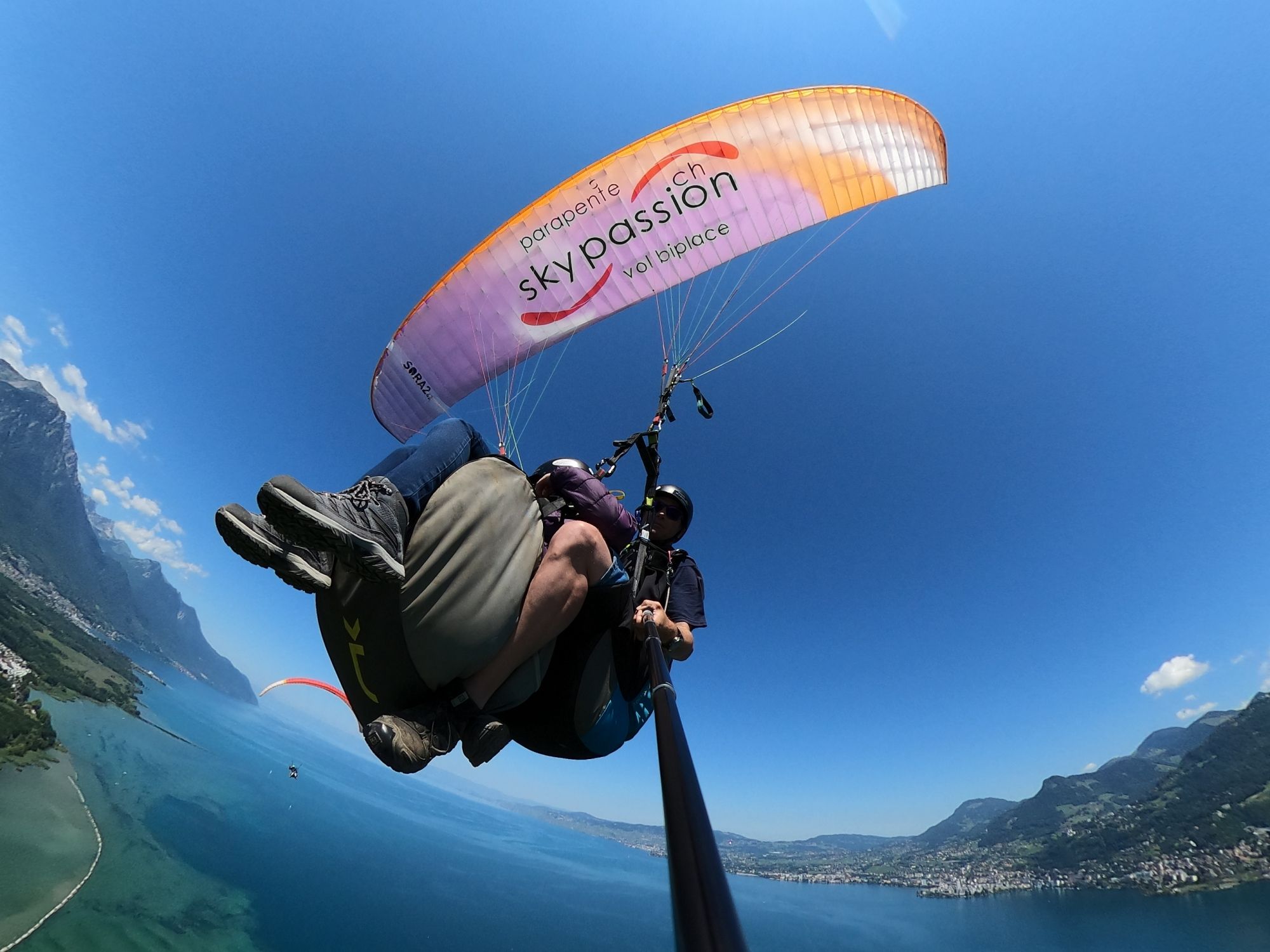 पैराग्लाइडिंग: जेनيفا झील के ऊपर टंडम उड़ान, प्राकृतिक दृश्यों का अनोखा दृश्य