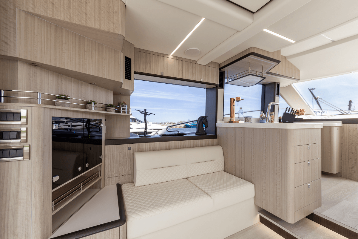 Pelayaran menaiki kapal layar, dengan wain dan suasana laut di pelabuhan dengan pemandangan kapal-kapal kecil.