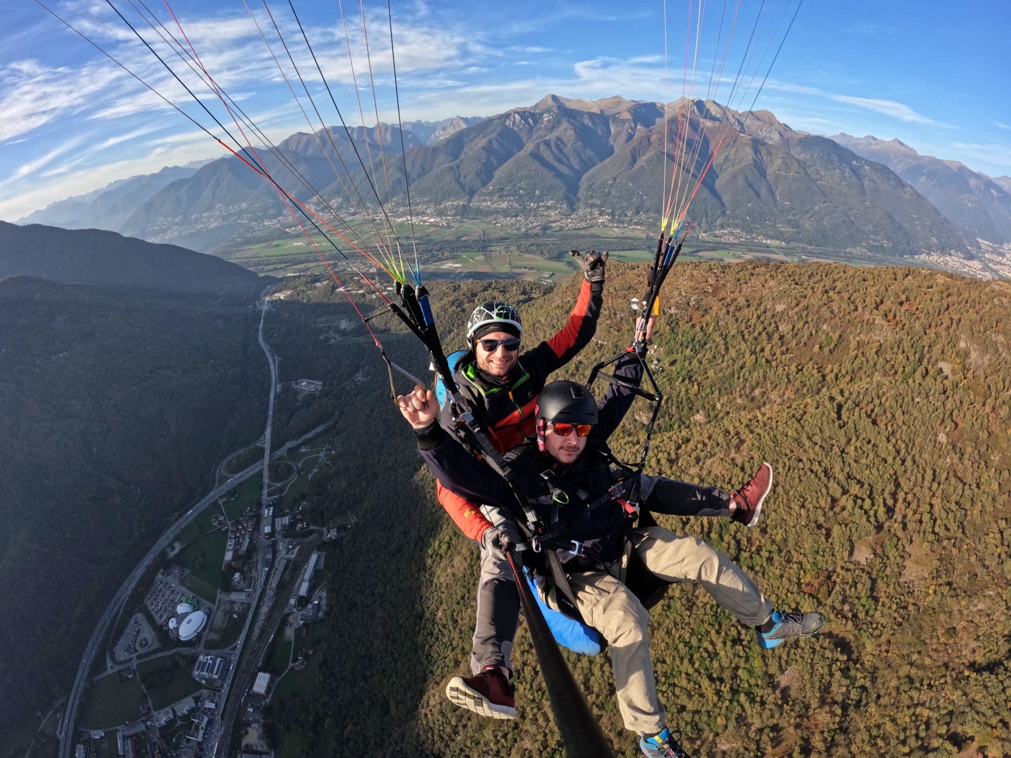 Paragliding: erlebe den tandemflug über monte tamaro mit spektakulärem panorama und traumhafter aussicht.