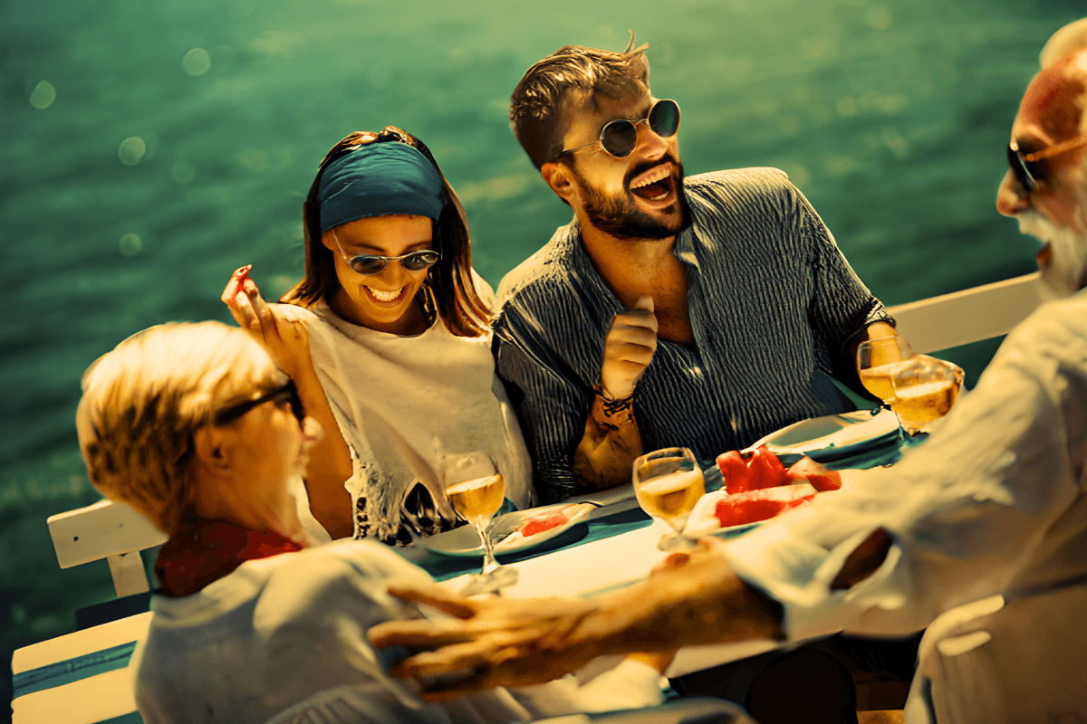 याट: पानी पर खुशहाल लोगों और पेय के साथ जश्न, गरमियों की शामों के लिए बिल्कुल उपयुक्त।