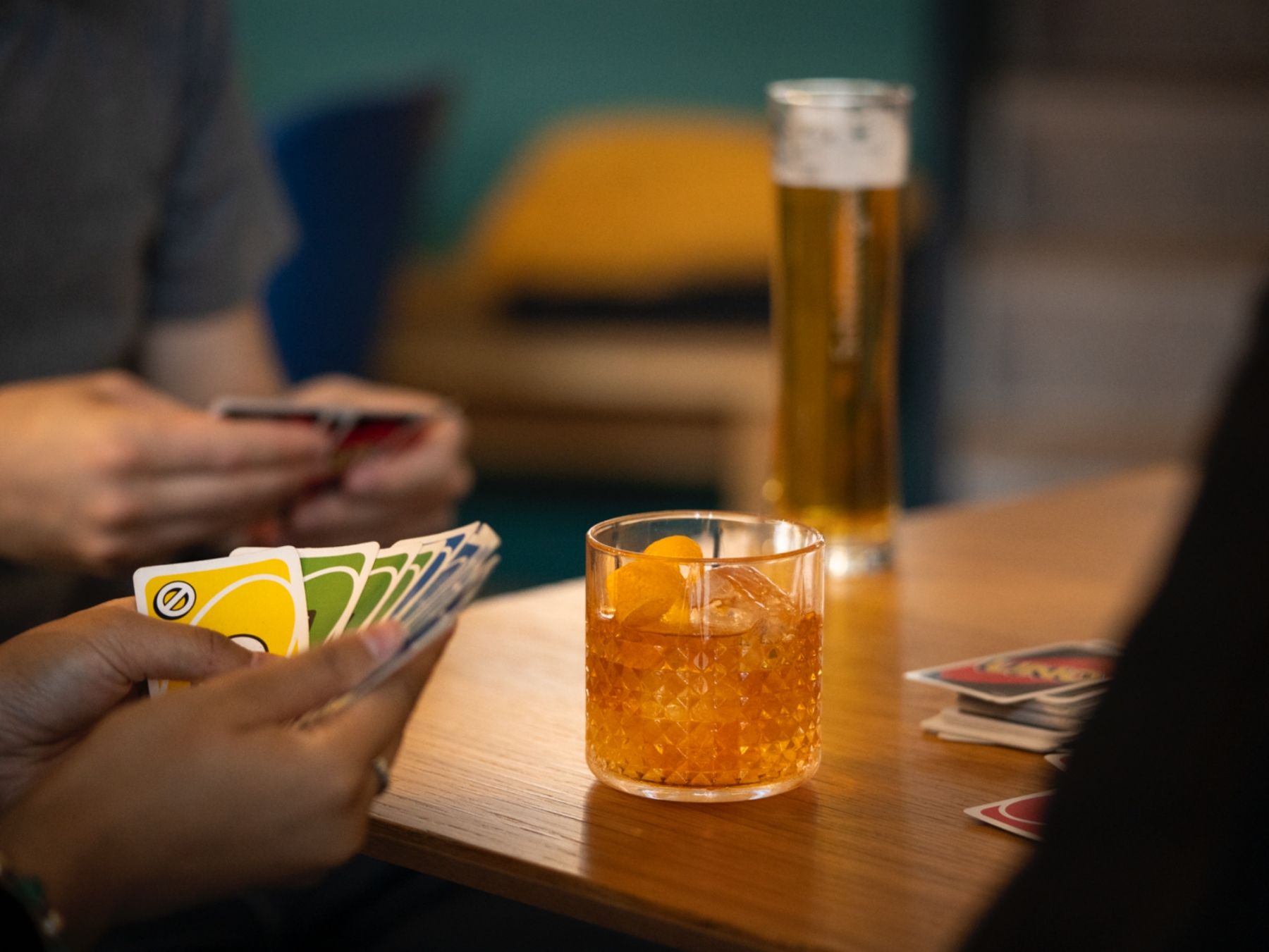 エスケープゲーム：友達とカードをプレイしながら飲み物を楽しむエキサイティングなエスケープルームアドベンチャーに参加しよう。