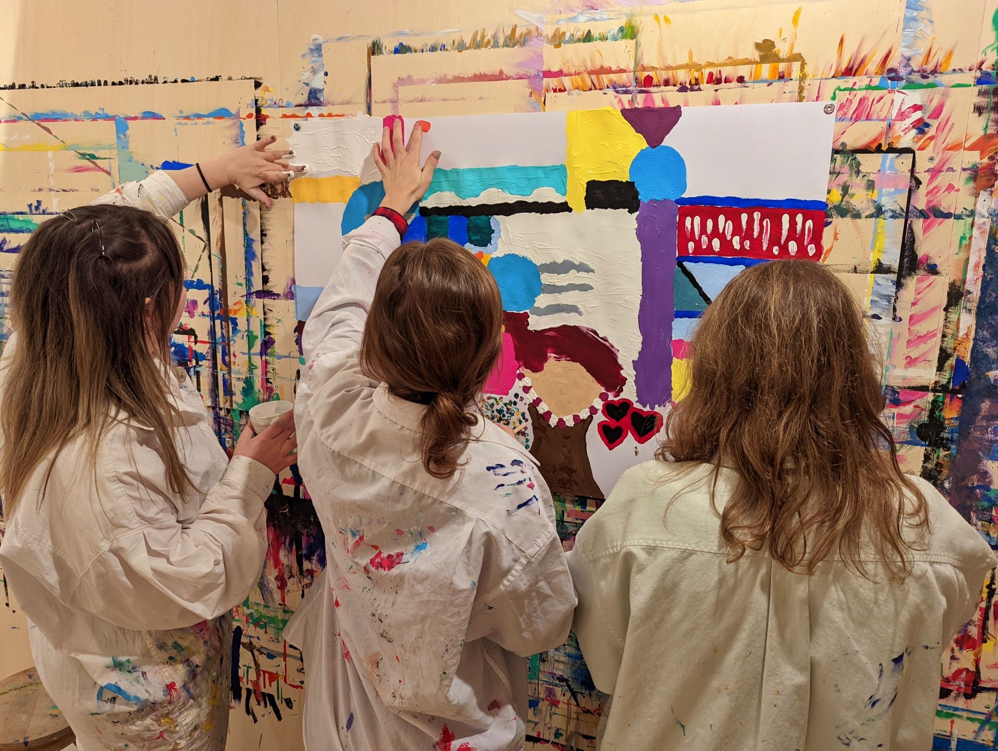 Malort: activité créative au Dörfli avec des groupes dans la création artistique, ambiance détendue