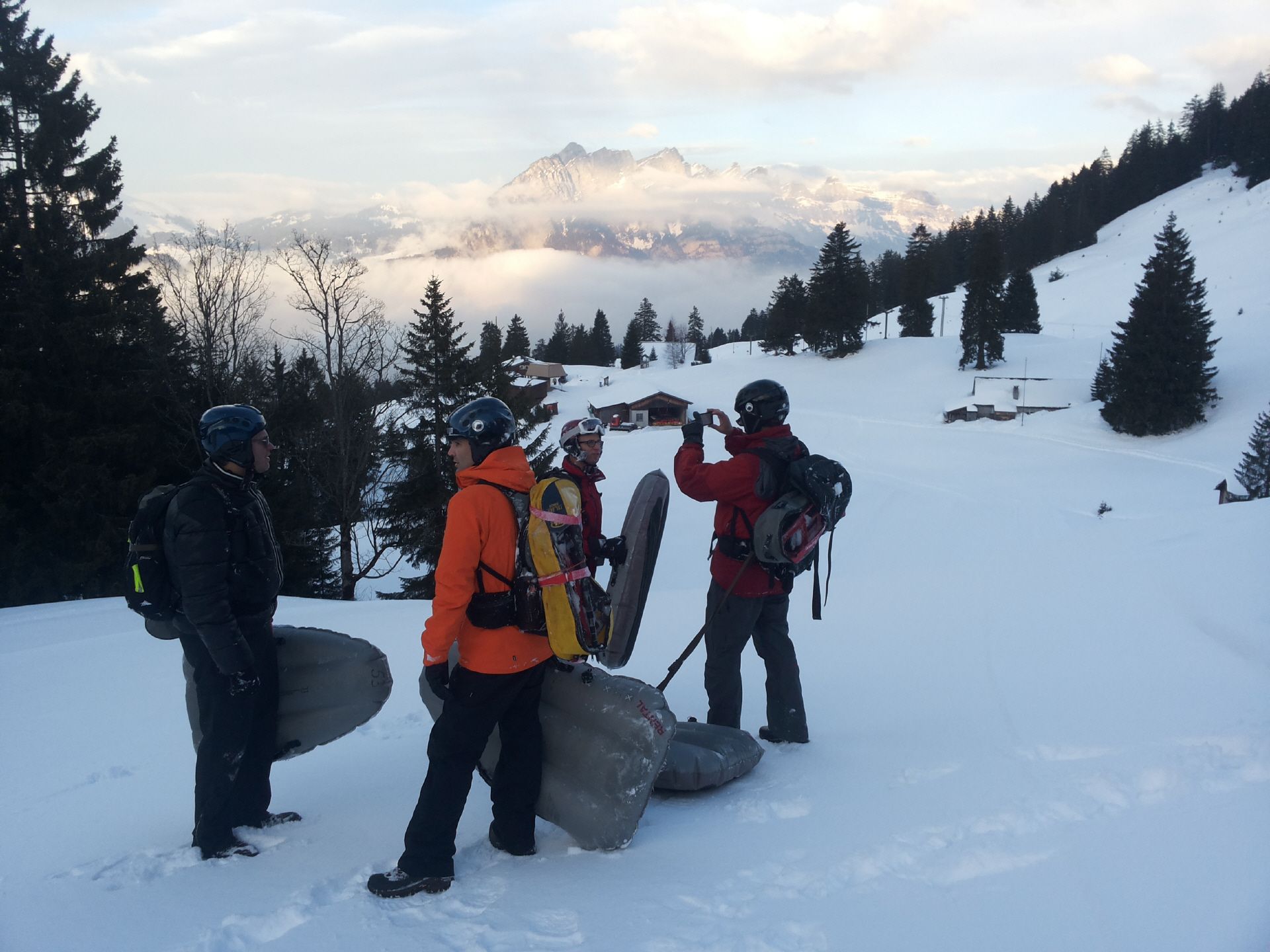 瑞士Kerenzerberg的Airboard Tour，参与者在冬季环境中。