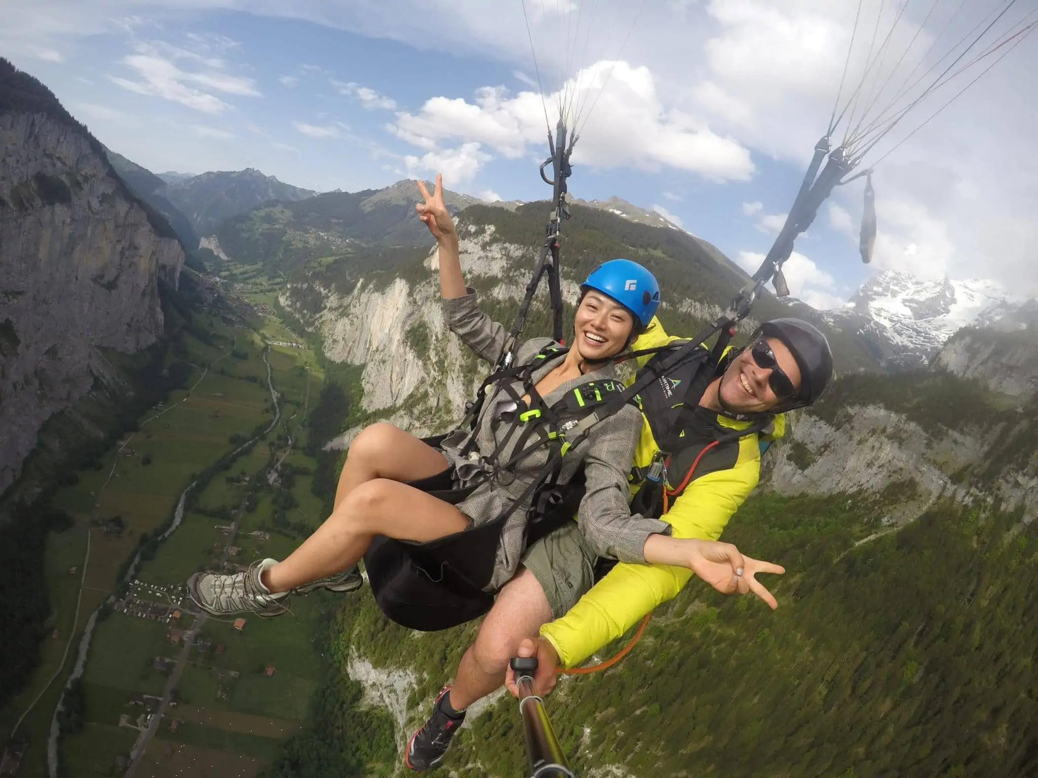 Paragliding di Lauterbrunnen dengan pemandangan ke lembah.