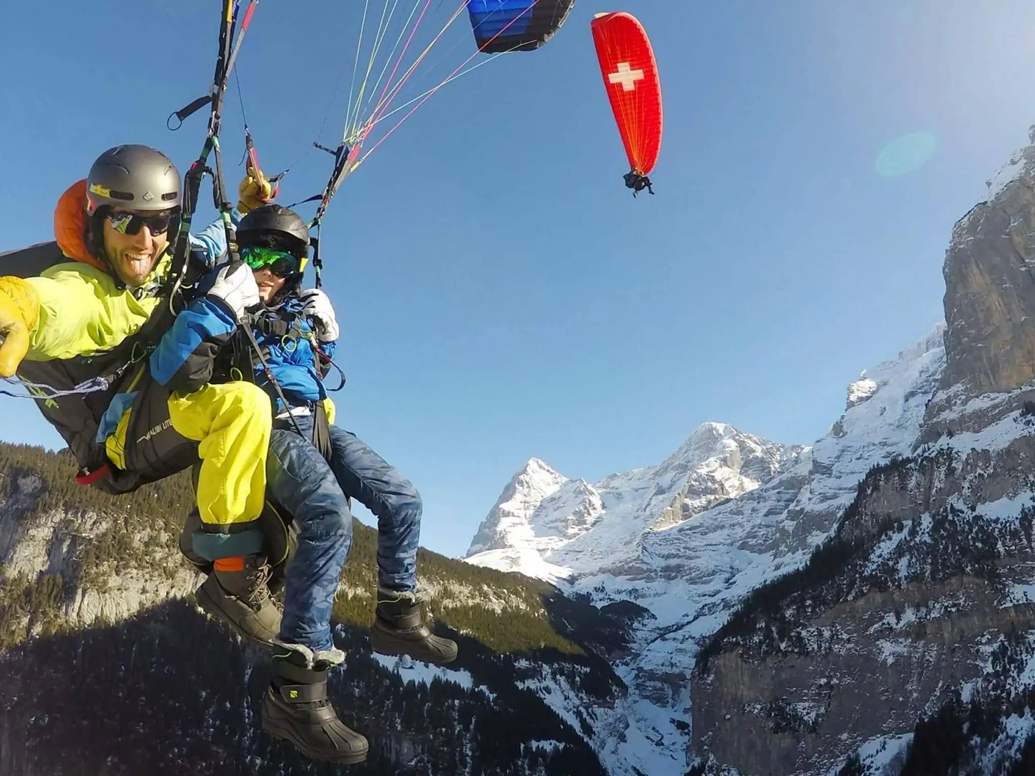 Paragliding di Breiten dengan pemandangan gunung semasa musim sejuk